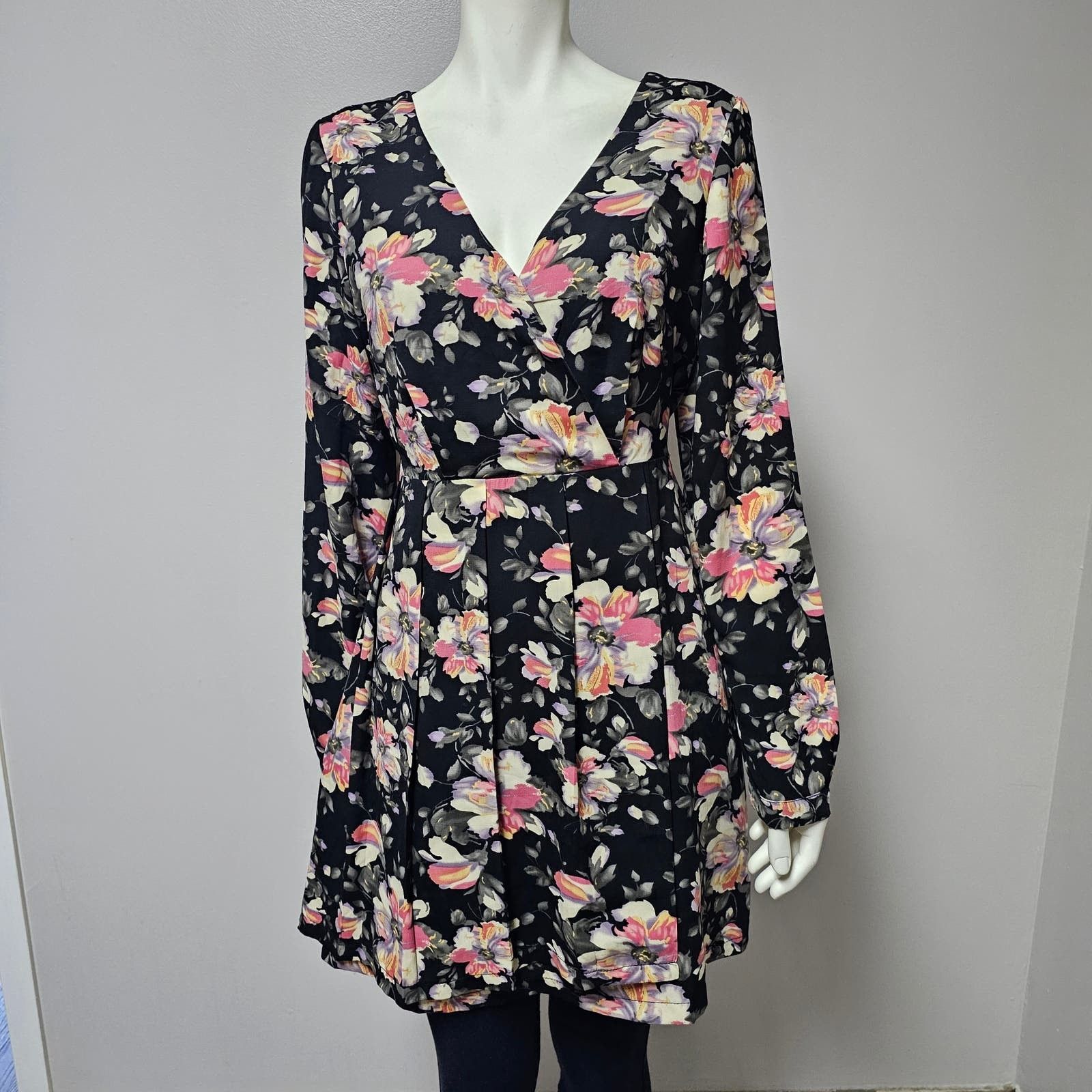 Forever 21 Forever 21 Black Floral Faux Wrap Dress Pleated Bottom sz L Size L / US 10 / IT 46 - 1 Thumbnail