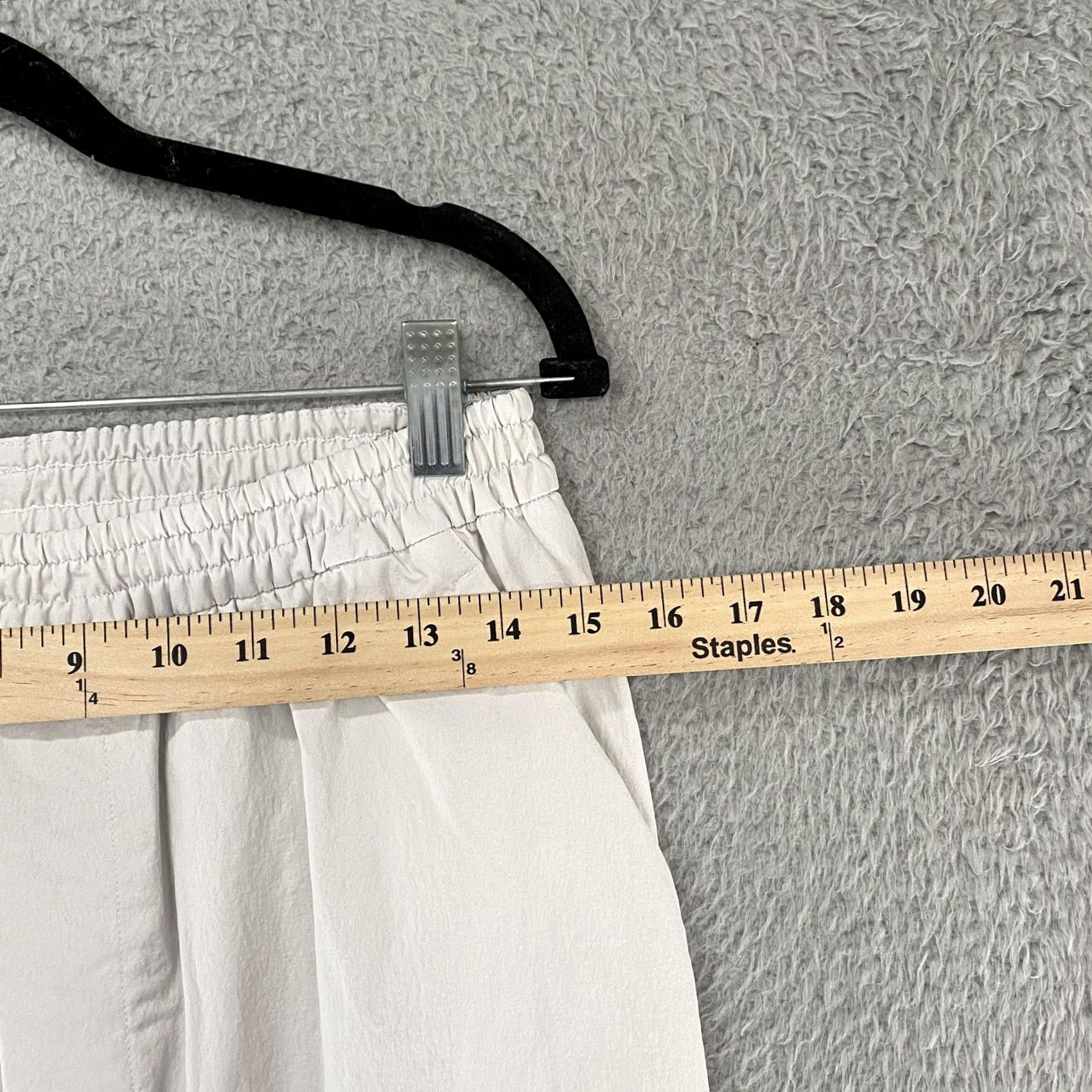 Lululemon Lululemon Cargo Joggers Womens 6 Beige Baggy Elastic Waist Pull On Tapered Nylon Spandex Polyester Lightweight Pockets Logo Size 28" / US 6 / IT 42 - 4 Thumbnail