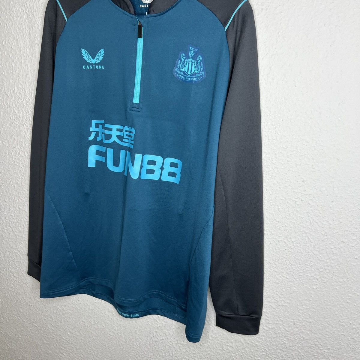 Other NEWCASTLE UNITED TRAINING SOCCER SWAETSHIRT CASTORE Size US L / EU 52-54 / 3 - 3 Thumbnail