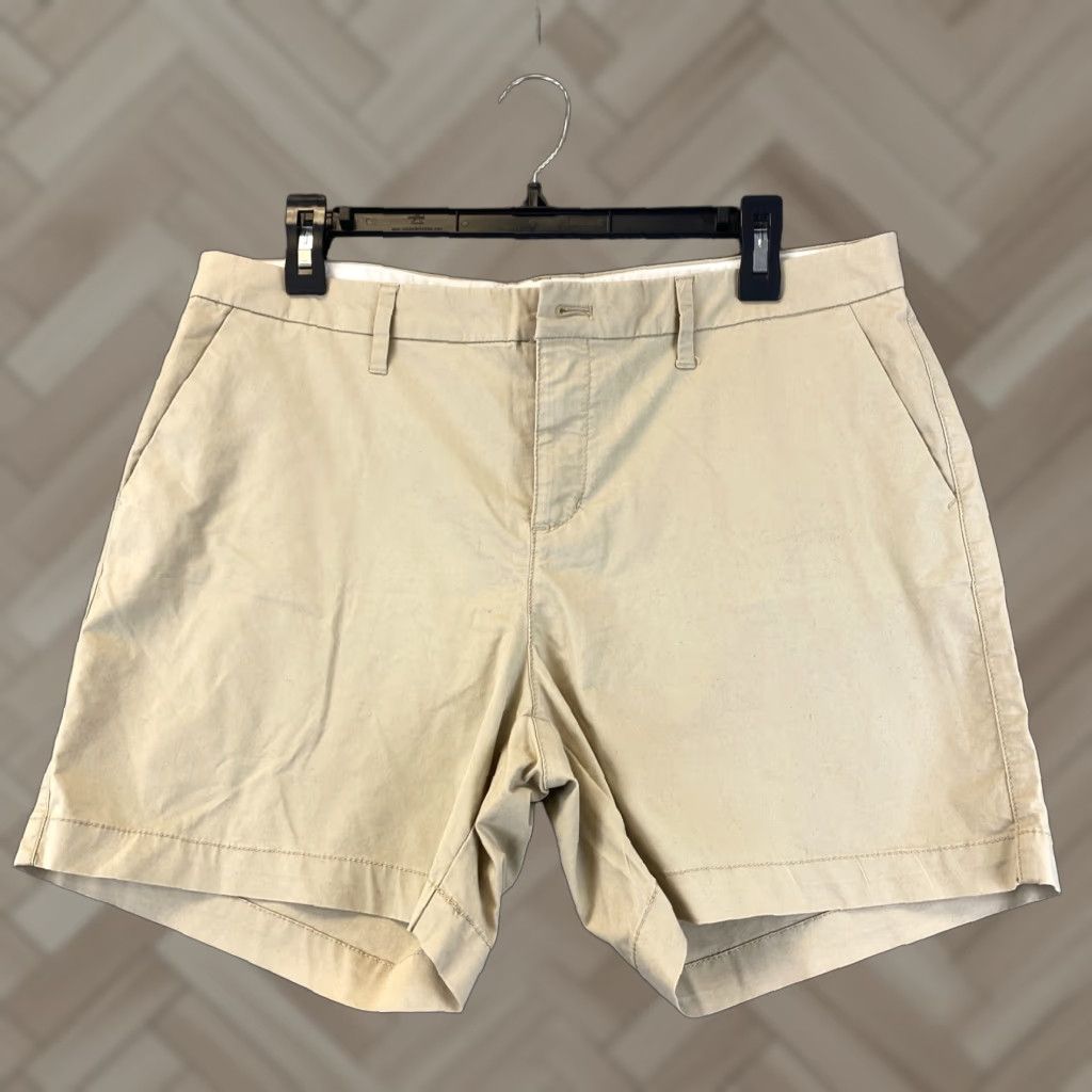 Old Navy Old Navy Women's Shorts Size 10 Regular Beige Chino Flat Front Casual Performance Size 34" / US 12 / IT 48 - 1 Thumbnail