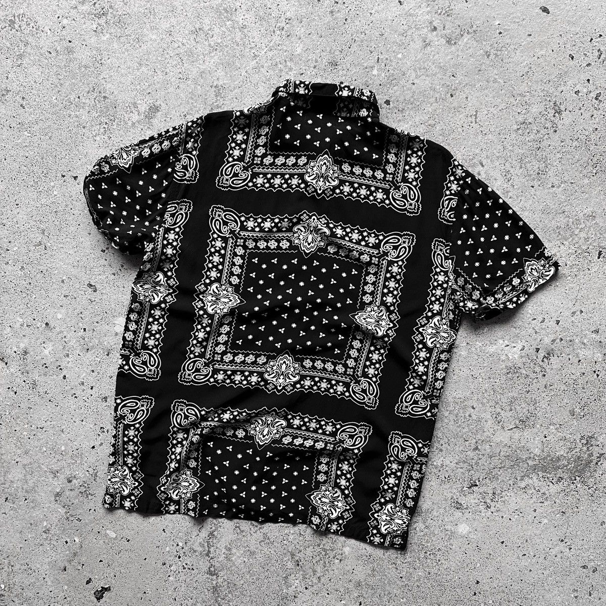 Bershka × Designer Bershka Bandana Printed Black/White SS Button Up Shirt Size US S / EU 44-46 / 1 - 3 Thumbnail