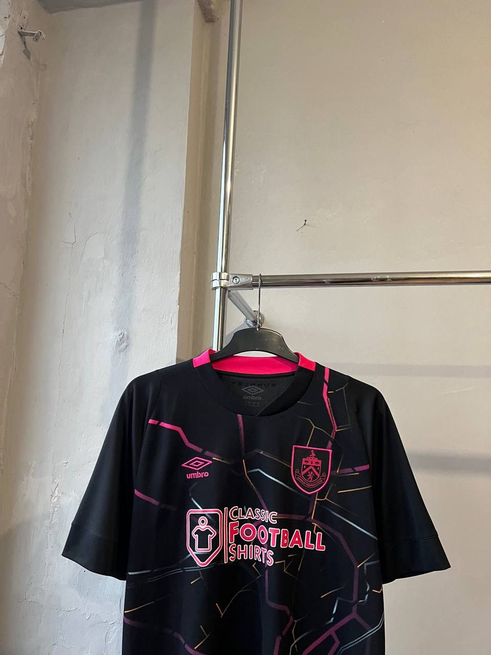 Umbro 2022/23 BURNLEY FC RARE THIRD SOCCER JERSEY FOOTBALL SHIRT Size US XL / EU 56 / 4 - 5 Thumbnail
