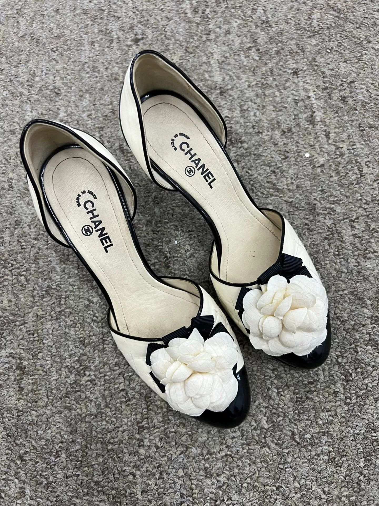 Chanel Chanel Black White Camellia Heels Size US 6 / IT 36 - 1 Thumbnail
