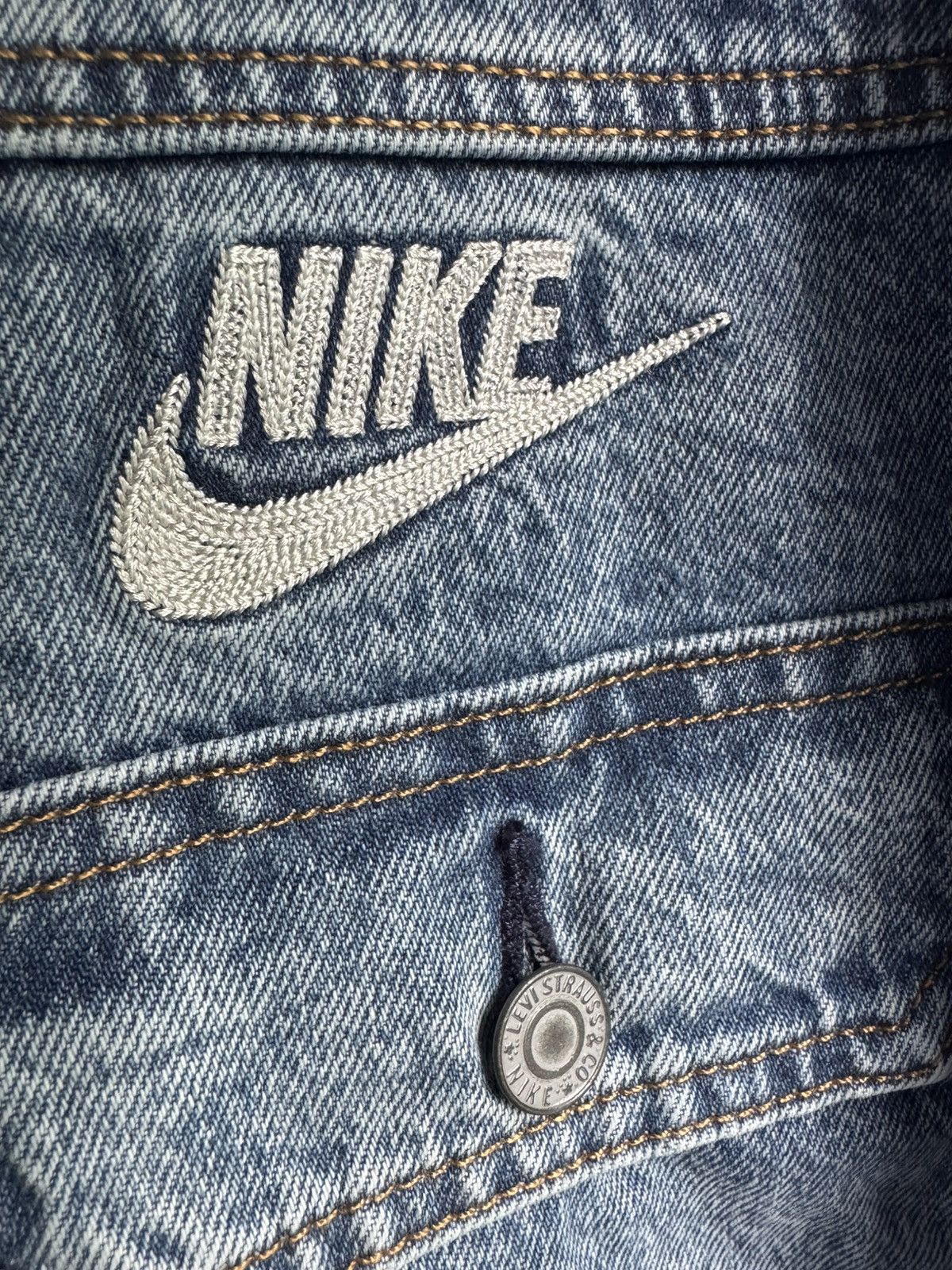 Levi's × Nike Levi's x Nike Denim Trucker Jacket Medium Wash Size US XL / EU 56 / 4 - 4 Thumbnail
