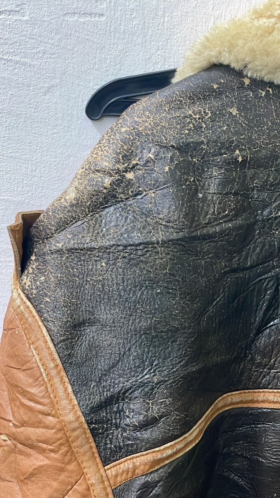 Vintage vintage brown leather jacket is a B-3 bomber flight jacket, Size US L / EU 52-54 / 3 - 9 Thumbnail