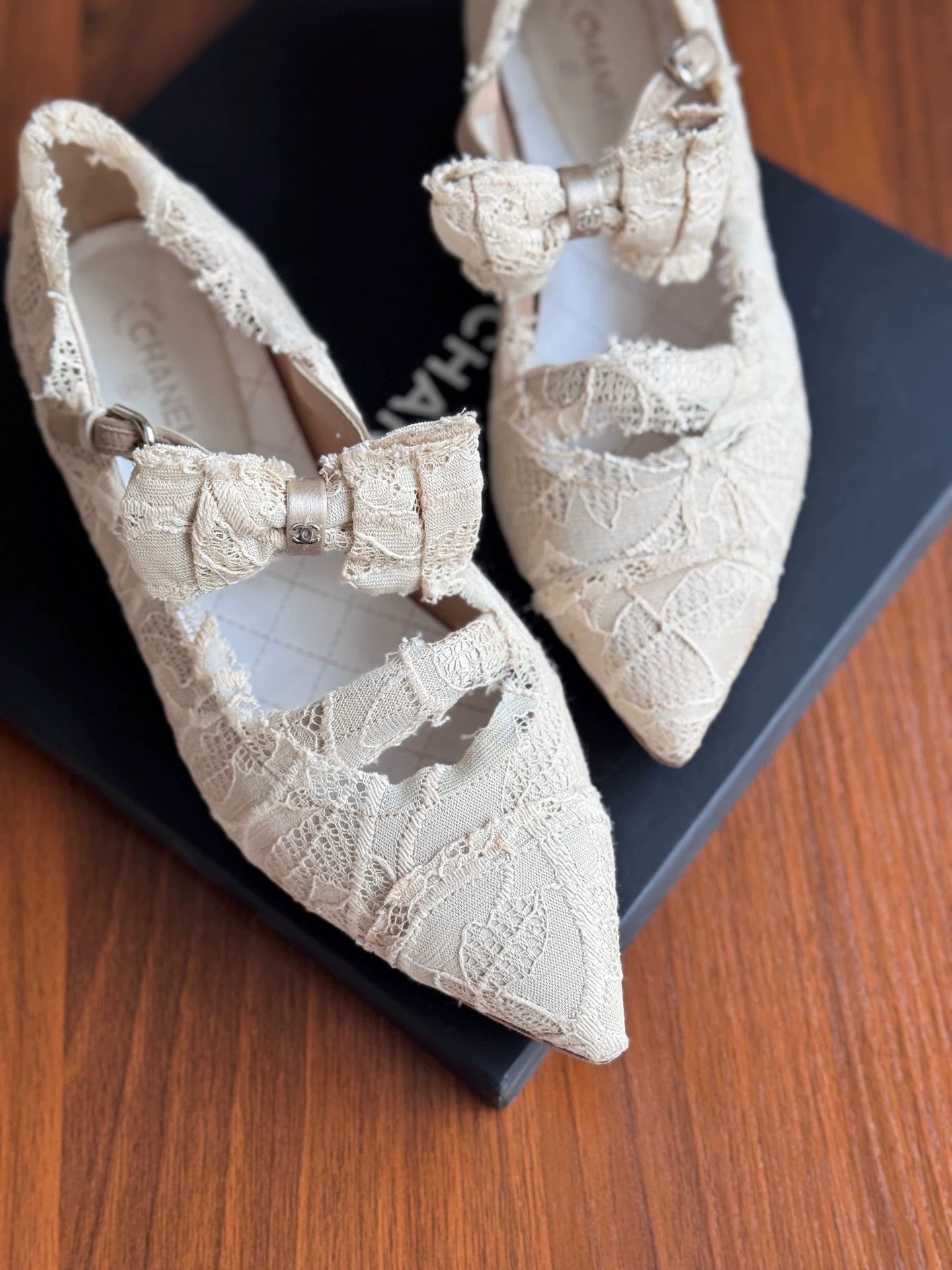 Chanel CHANEL 98 New Nude Lace Bow Flats 38C Size US 7 / IT 37 - 3 Thumbnail