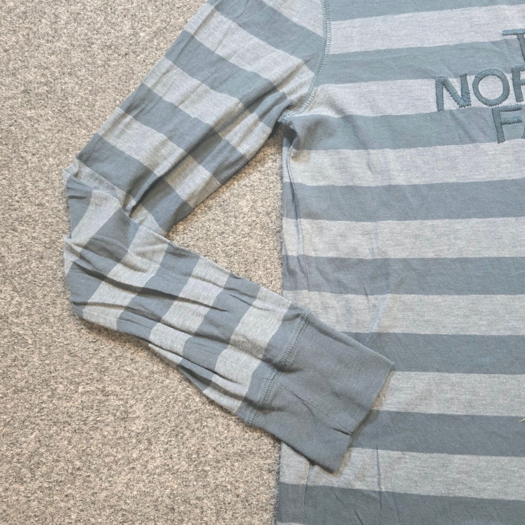 The North Face VINTAGE The North Face Top Womens Medium Gray Striped Embroidered Logo Stretch Basic Casual Size M / US 6-8 / IT 42-44 - 4 Thumbnail