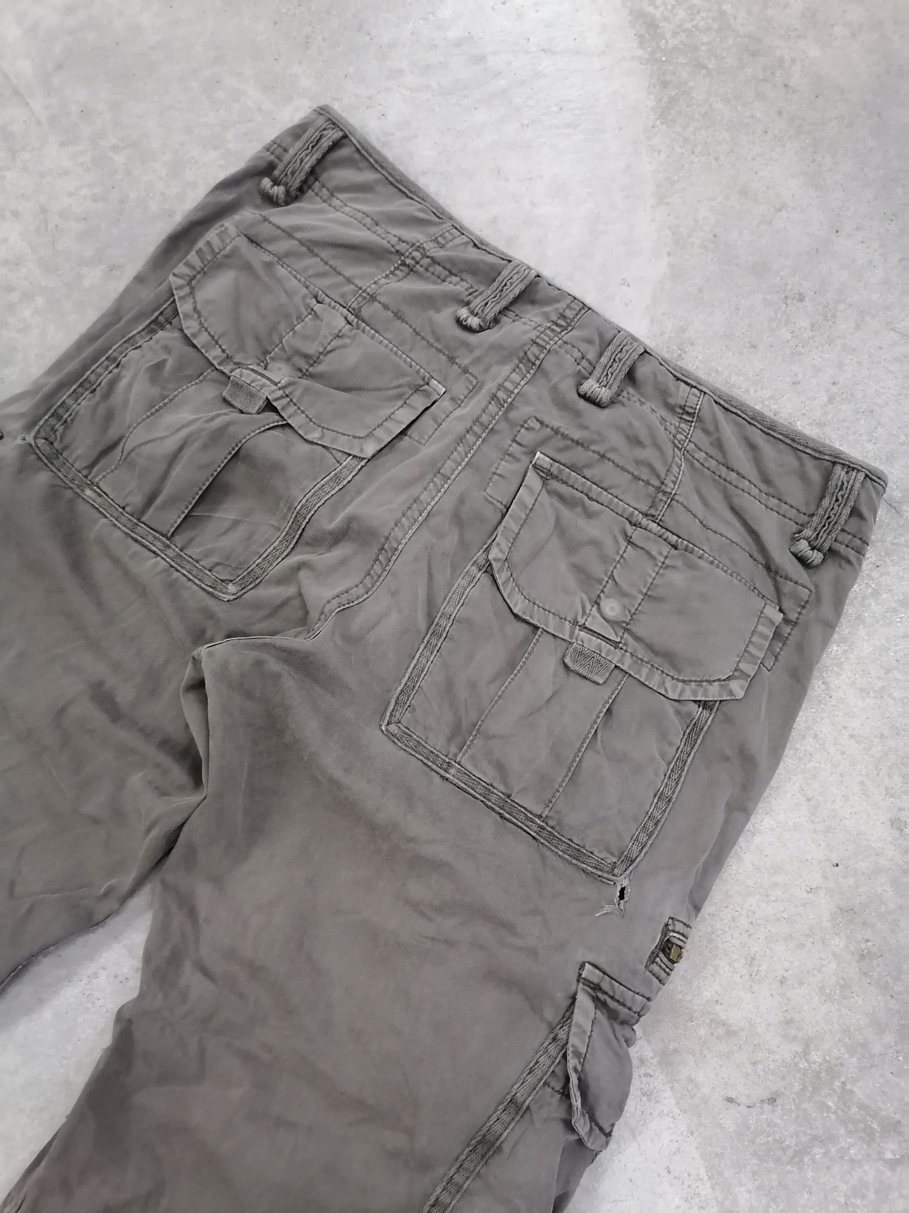 Japanese Brand Trashed Faded Uniqlo Utility Pocket Distressed Cargo Pants Size US 31 - 9 Thumbnail