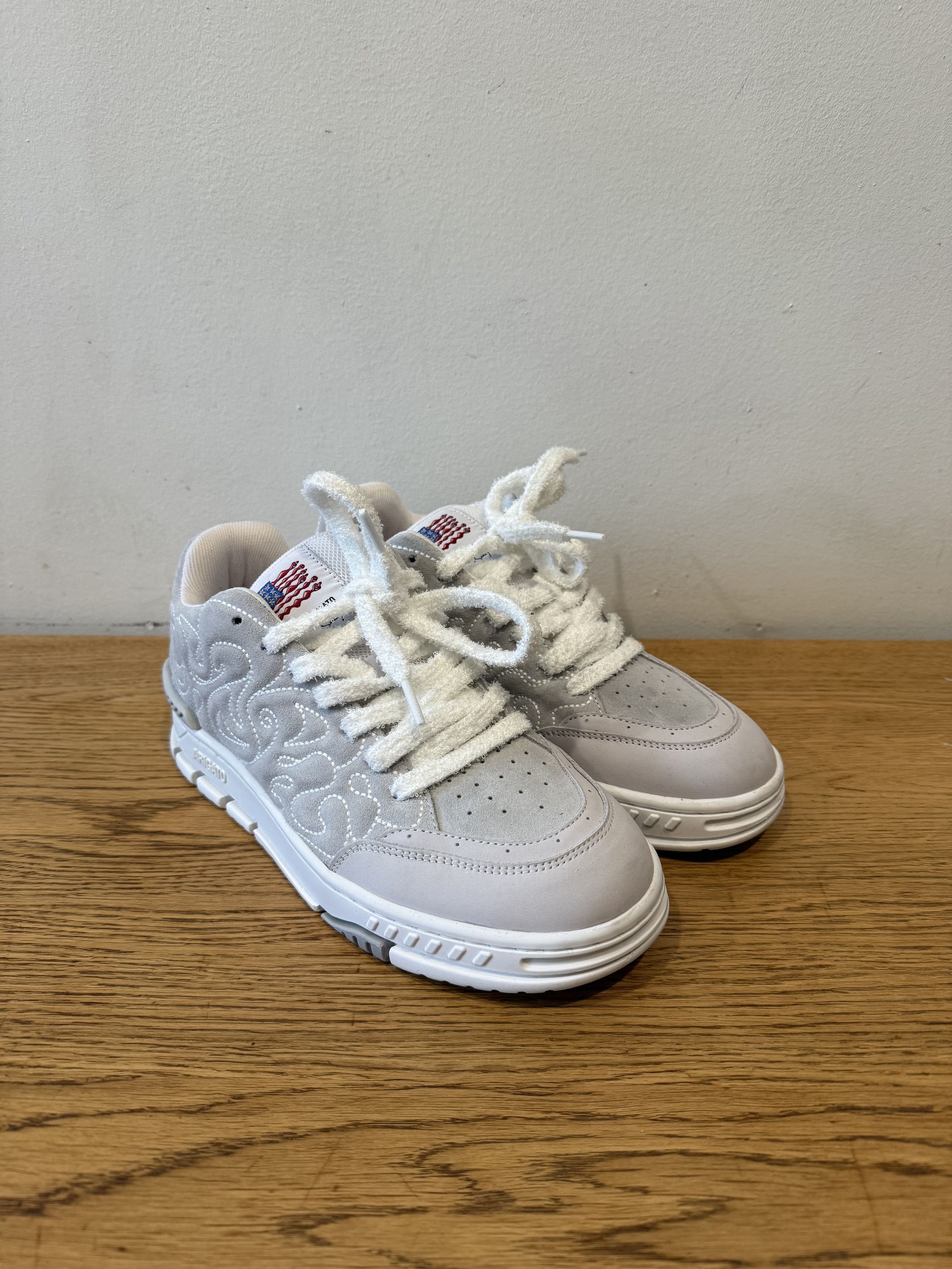 【関税込み】Axel Arigato グレー Area Haze スニーカー Axel Arigato Area Haze Sneaker White/Grey | Grailed