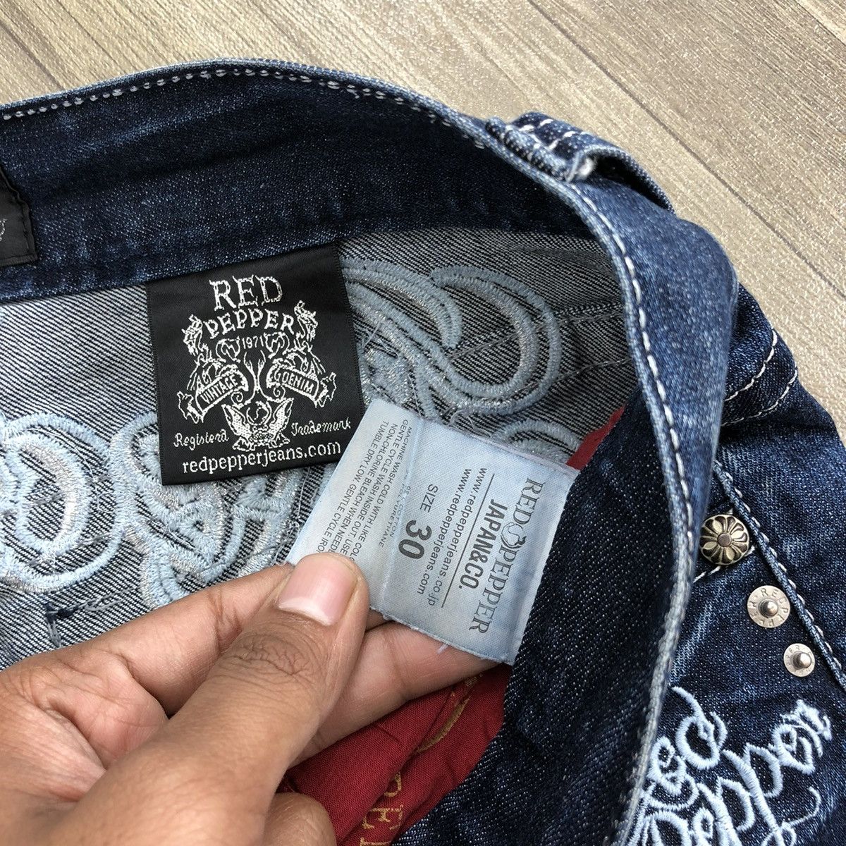 If Six Was Nine × Le Grande Bleu (L.G.B.) × Tornado Mart Y2K Red Pepper Distressed Embroidered Faded Denim Pants Size US 33 - 10 Thumbnail
