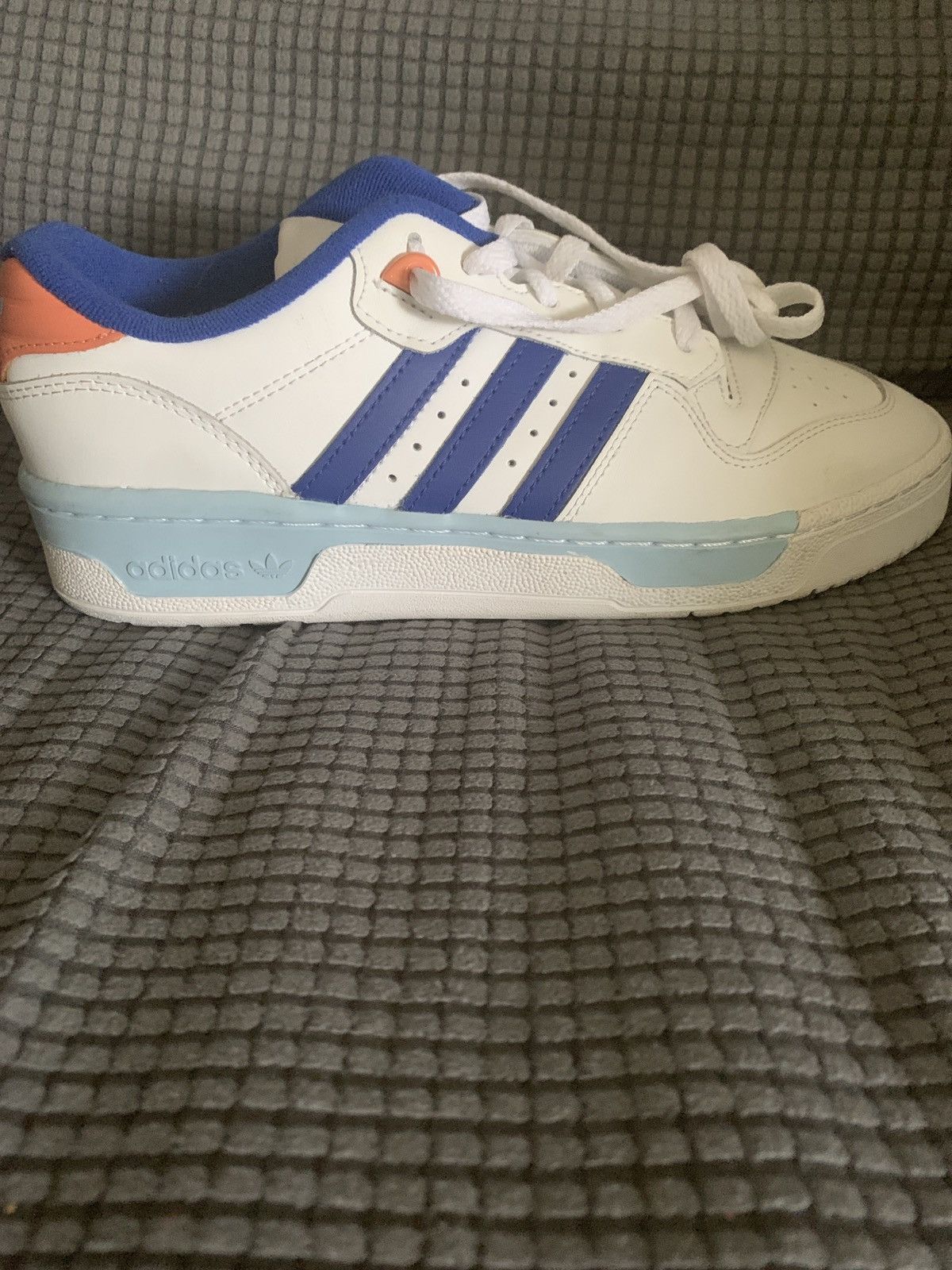 Adidas *New* adidas low top Size US 7.5 / EU 40-41 - 6 Thumbnail