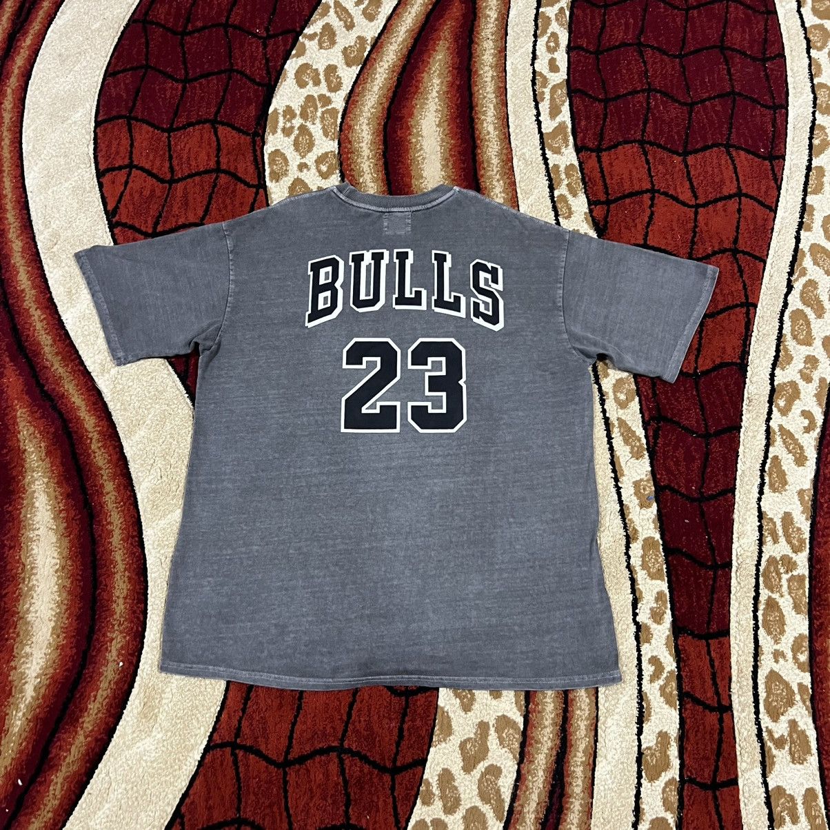 NFL Vintage Thrashed Faded Chicago Bulls Erd Grunge T Shirt Size US XL / EU 56 / 4 - 3 Thumbnail