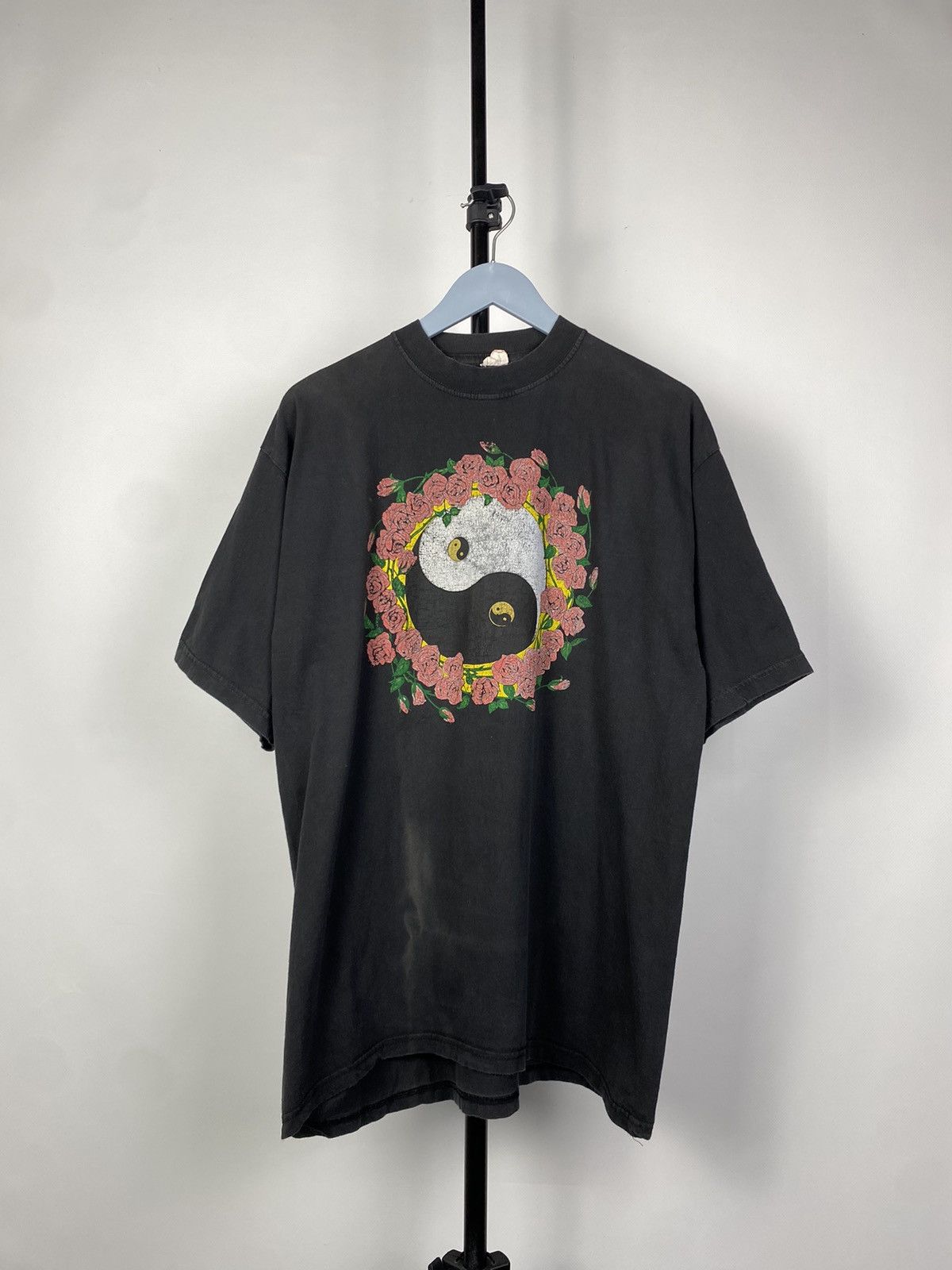 Vintage Vintage 90s Yin and Yang China Roses T-Shirt Size US L / EU 52-54 / 3 - 1 Thumbnail
