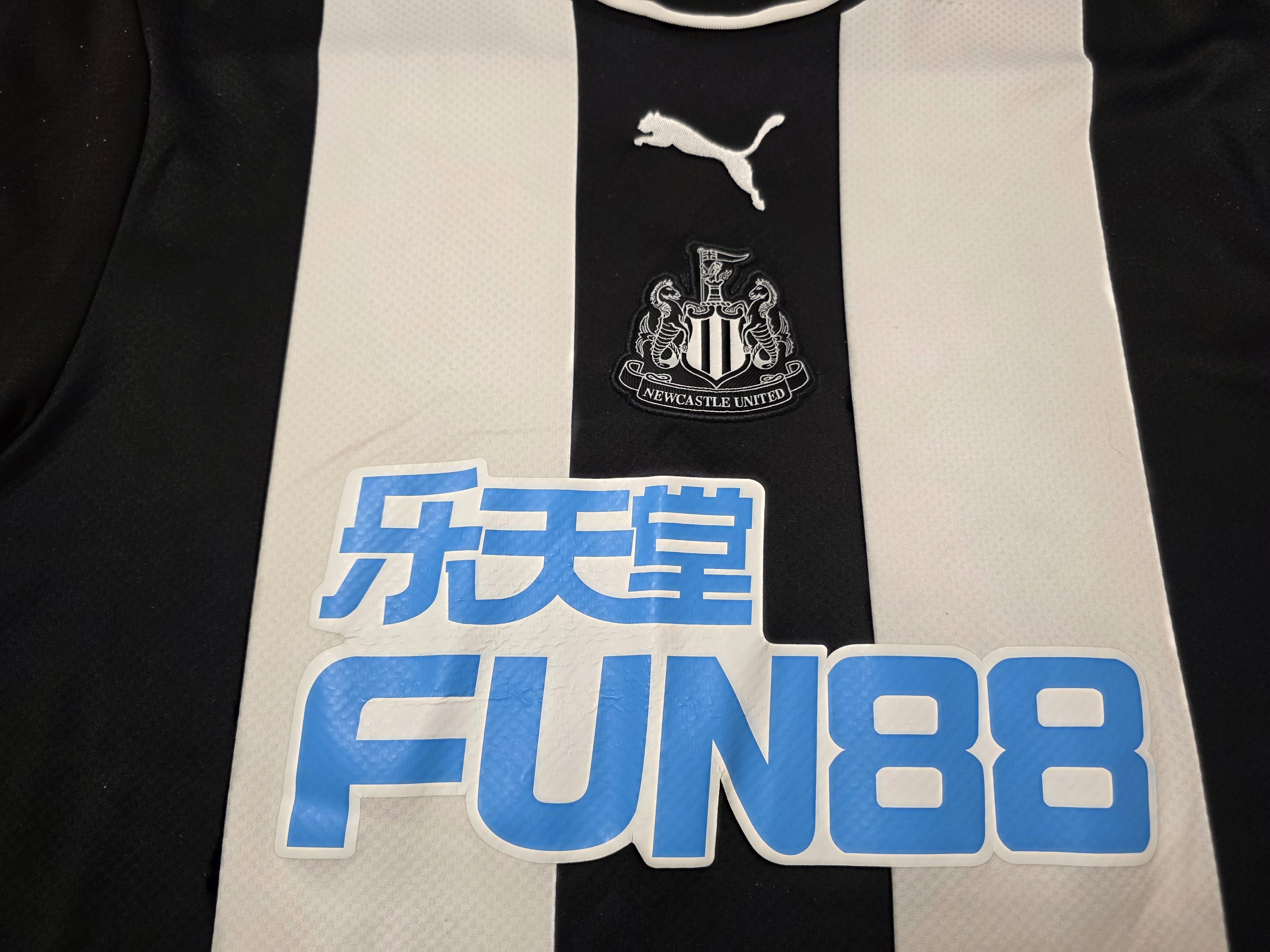 Puma NEWCASTLE UNITED 2019 2020 HOME FOOTBALL SOCCER JERSEY Size US XL / EU 56 / 4 - 3 Thumbnail