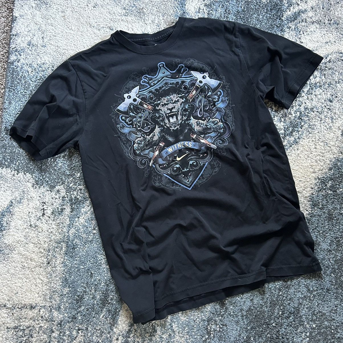 Nike × Vintage 2010 FADED BLACK LEBRON JAMES WiTNESS CREST TEE LiON KiNG Size US L / EU 52-54 / 3 - 6 Thumbnail