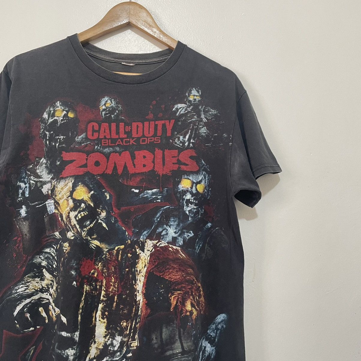 Vintage 2011 Call of Duty: Black Ops - Zombies Size US M / EU 48-50 / 2 - 1 Thumbnail
