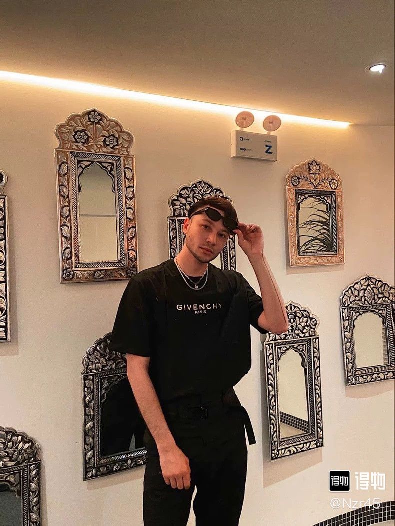 Other Givenchy Ripped Short Sleeve with Golden Logo, size XS Size US XS / EU 42 / 0 - 7 Thumbnail