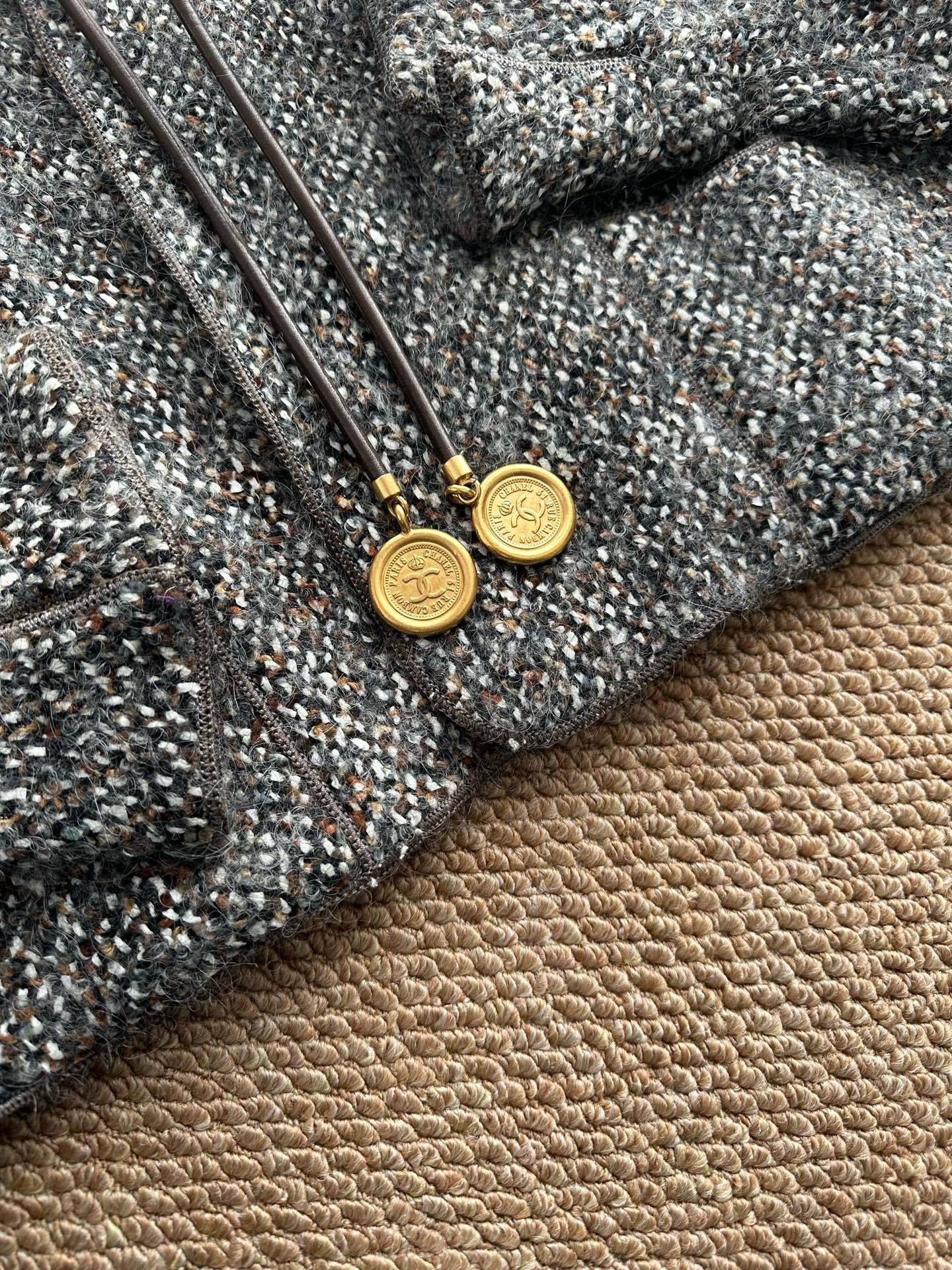 Chanel Chanel 1993 Tweed Gold Coin Women's Gray M Jacket Size M / US 6-8 / IT 42-44 - 3 Thumbnail