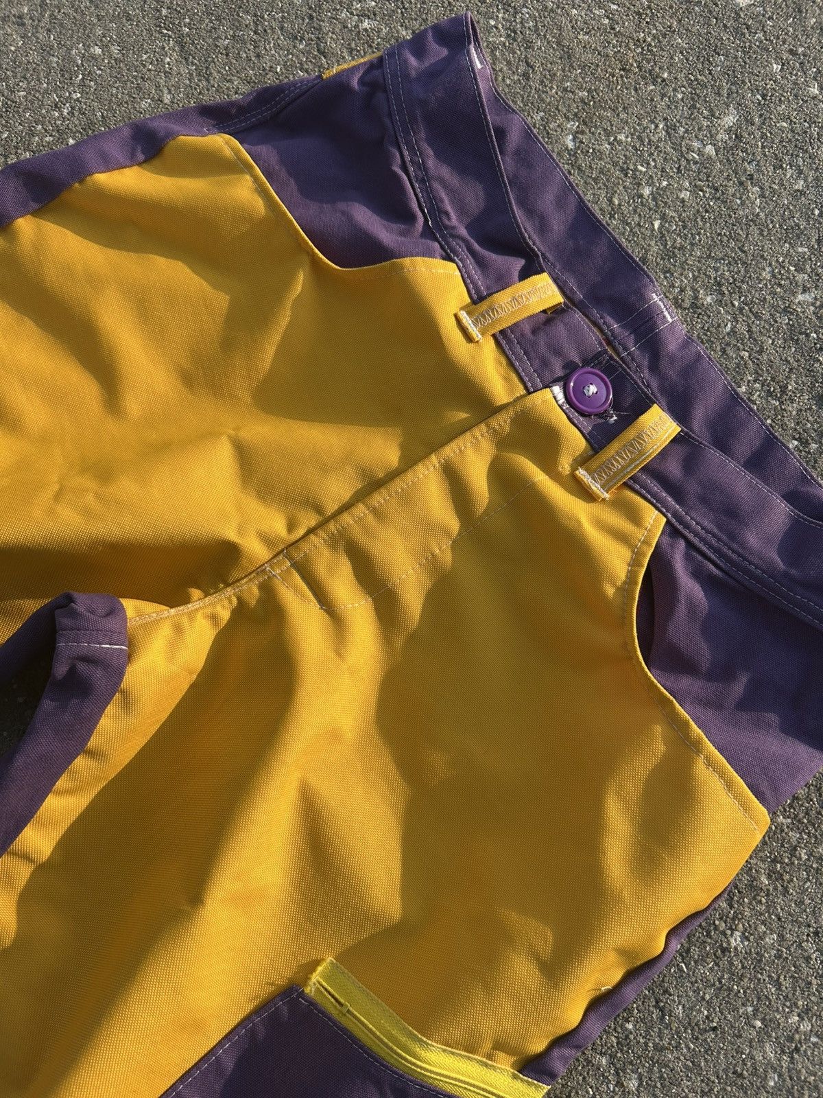 Other 1/1 Your World split color block lakers cargo shorts Size US 32 / EU 48 - 2 Thumbnail