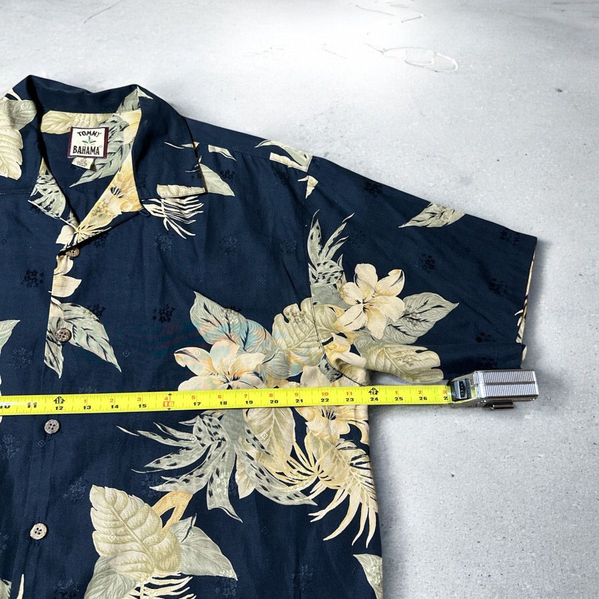 Tommy Bahama × Vintage Vintage Tommy Bahama Silk Blend Shirt Size Medium Size US M / EU 48-50 / 2 - 3 Thumbnail