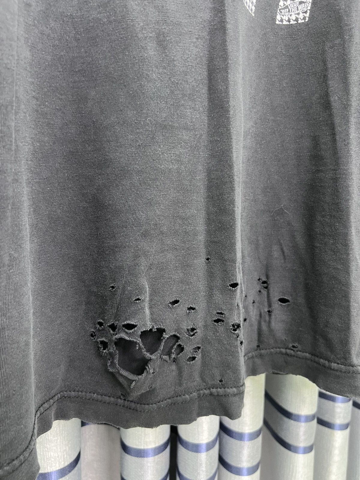 Vans Thrashed Faded Distressed Vans Of the Wall Skate Tshirt Size US L / EU 52-54 / 3 - 4 Thumbnail