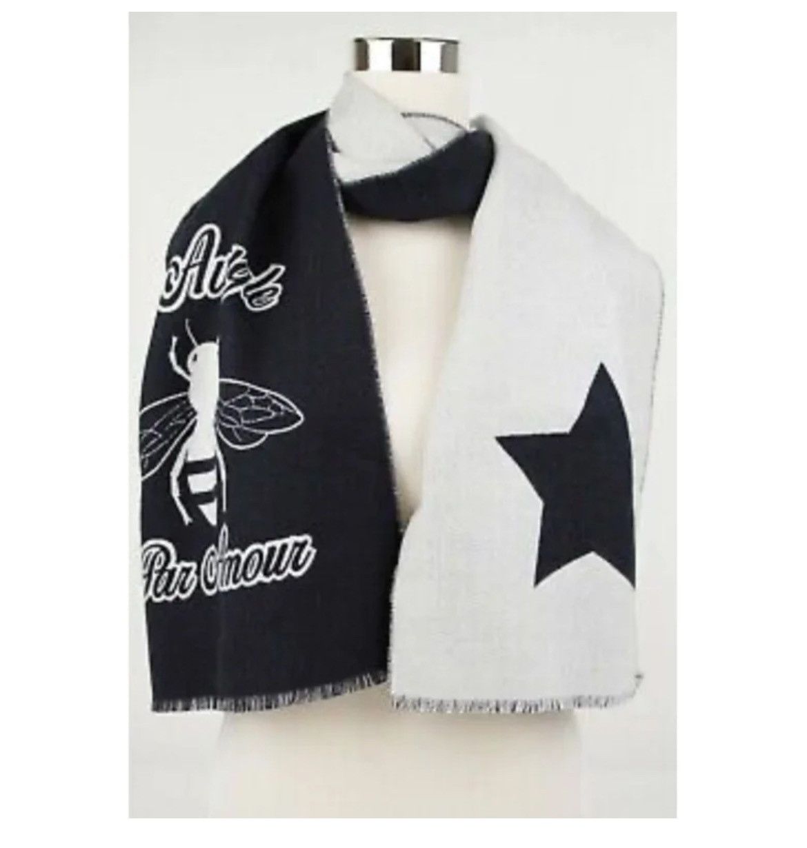 Gucci Authentic Gucci Wool L’ Aveugle Navy Star / Bee Scarf Size ONE SIZE - 2 Thumbnail