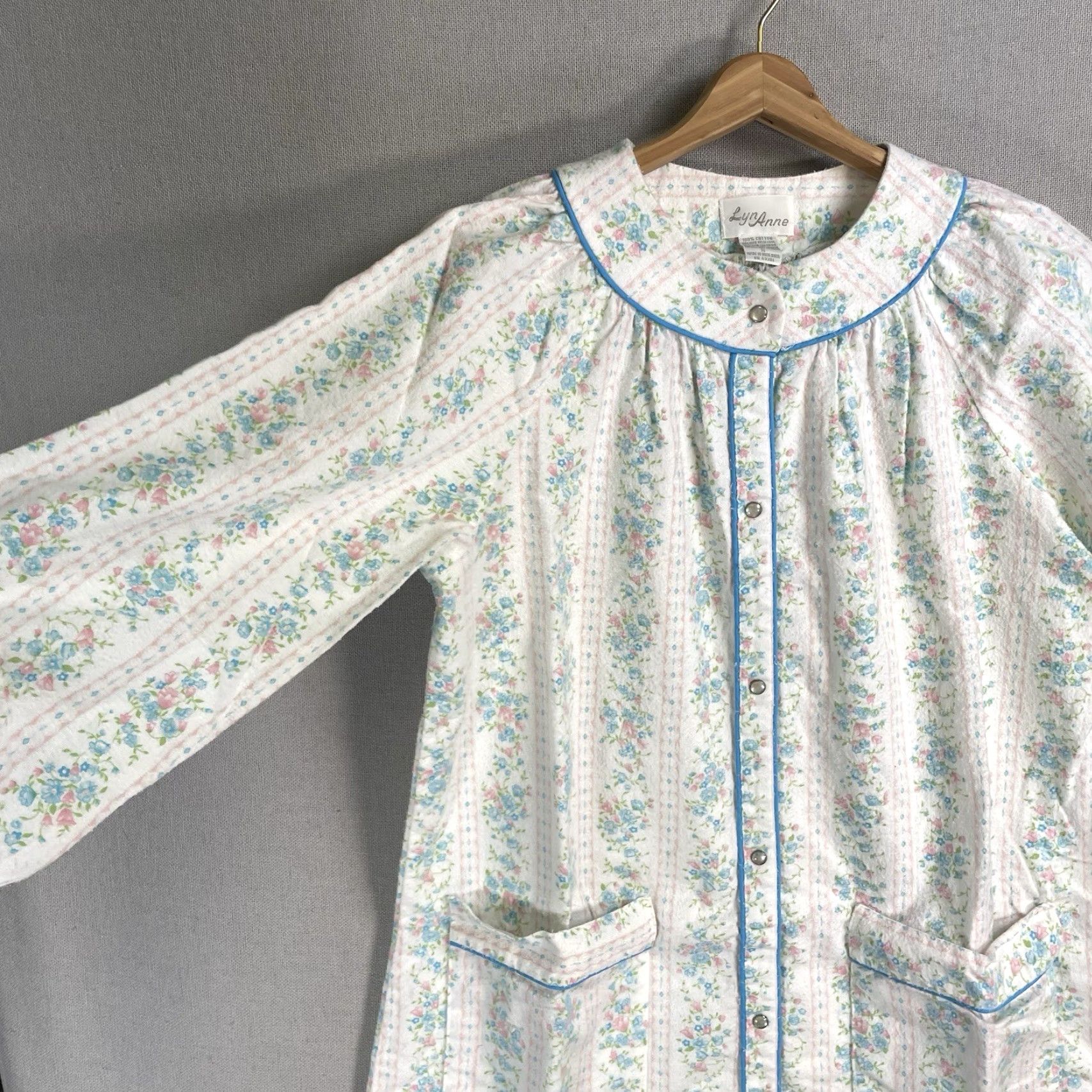 Annex VINTAGE Lyn Anne Nightgown Flannel Gown Long Sleeve Collared Button Pocket Blue 100% Cotton Floral Size ONE SIZE - 4 Thumbnail