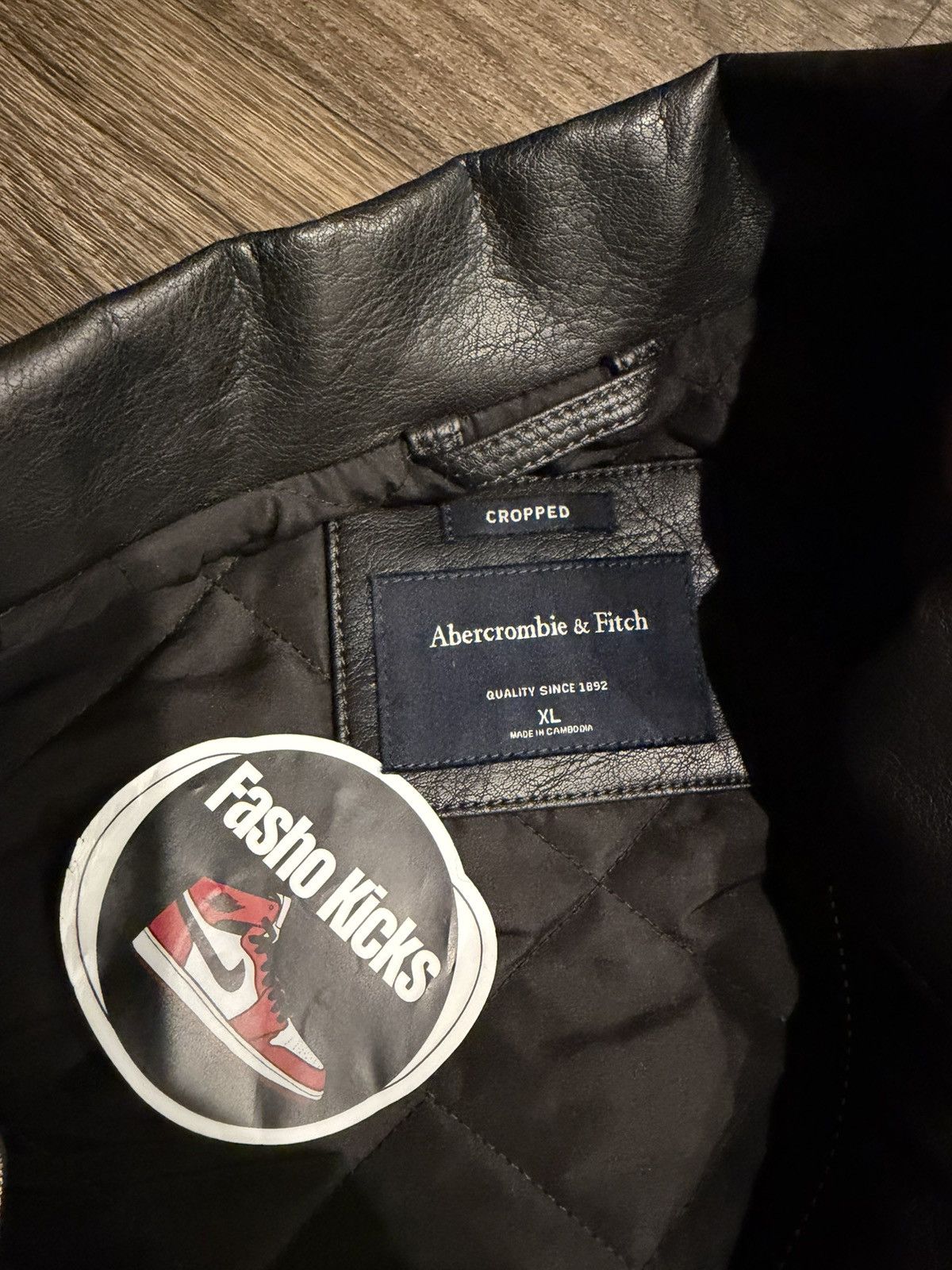 Abercrombie & Fitch Cropped Vegan Leather Zip Trucker Jacket Size US XL / EU 56 / 4 - 4 Thumbnail