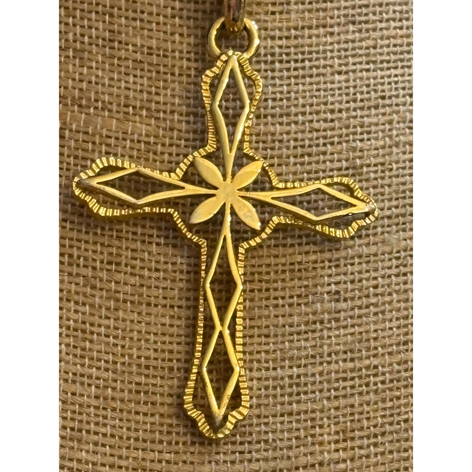 Other Vintage Gold Tone Cross Pendant Necklace 24 Inch Chain Size ONE SIZE - 4 Thumbnail