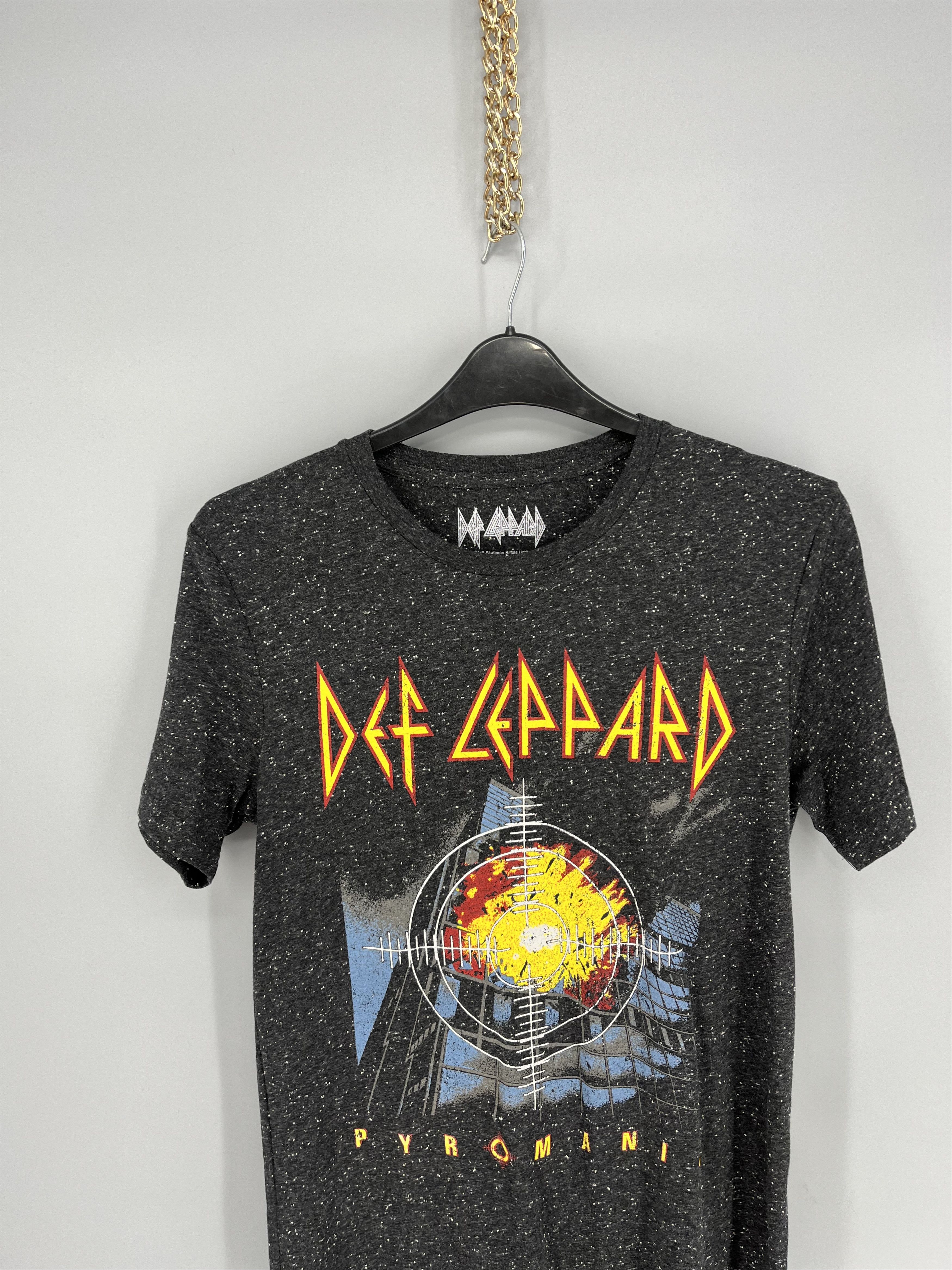 Band Tees Vintage Y2K Def Leppard Pryromania Band Tee Size S Size US S / EU 44-46 / 1 - 4 Thumbnail