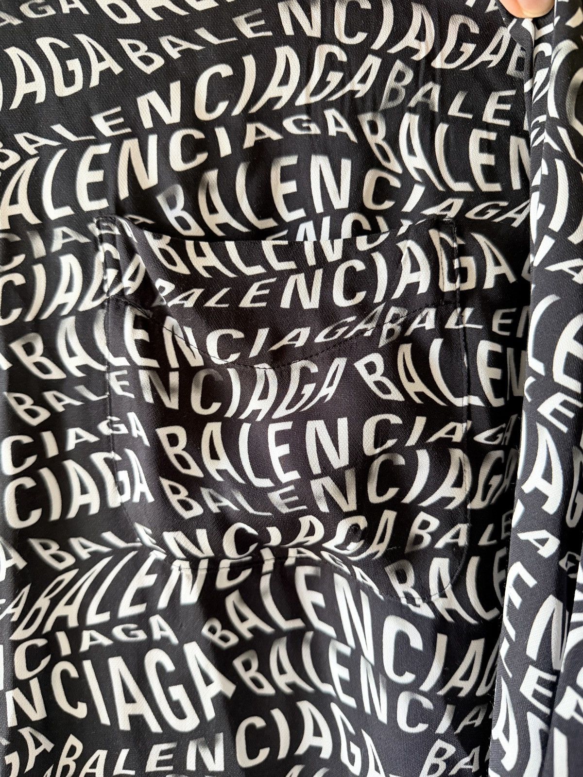 Balenciaga Balenciaga All-Over Logo Oversized Button-Down Shirt Size XXS / US 00 / IT 34 - 4 Thumbnail