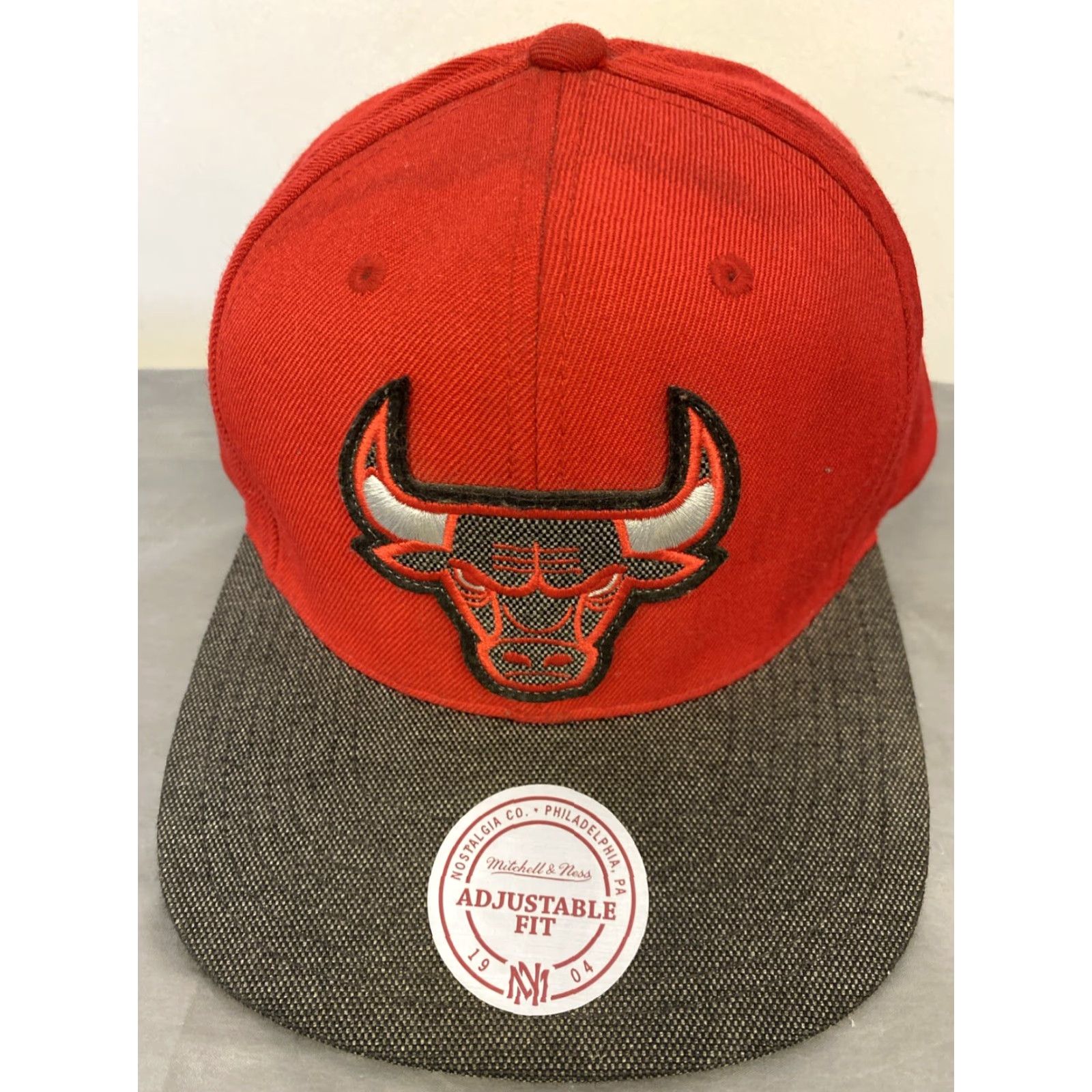 Mitchell & Ness Mitchell & Ness Core Basic Snapback Hat Gray-Red Chicago Bulls / 683 Size ONE SIZE - 3 Thumbnail