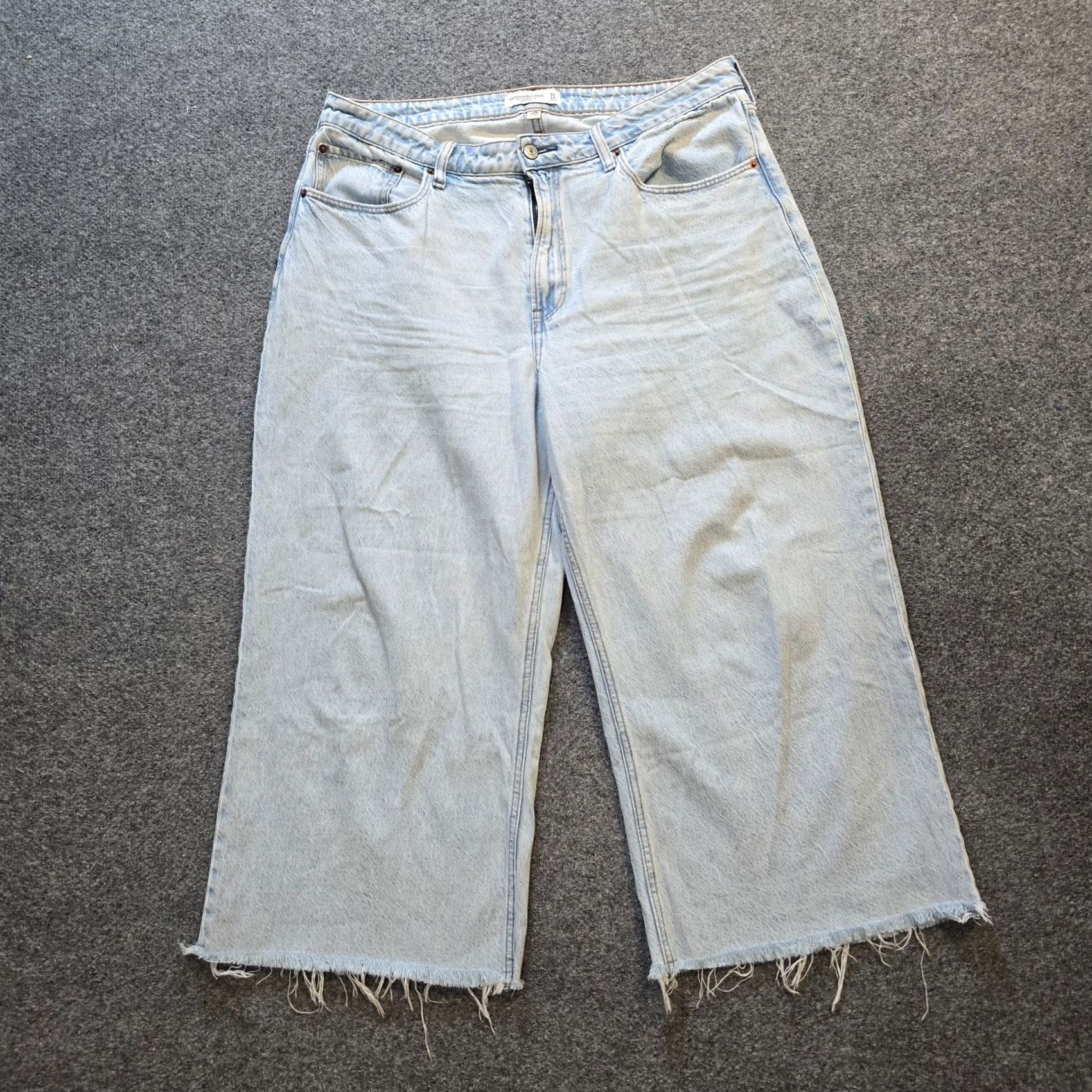 Abercrombie & Fitch Abercrombie & Fitch Jeans Womens Size 14P Short Blue Crop Wide Leg Raw Hem Capsule 90s Off Season Women Size 36" / US 14 / IT 50 - 2 Thumbnail