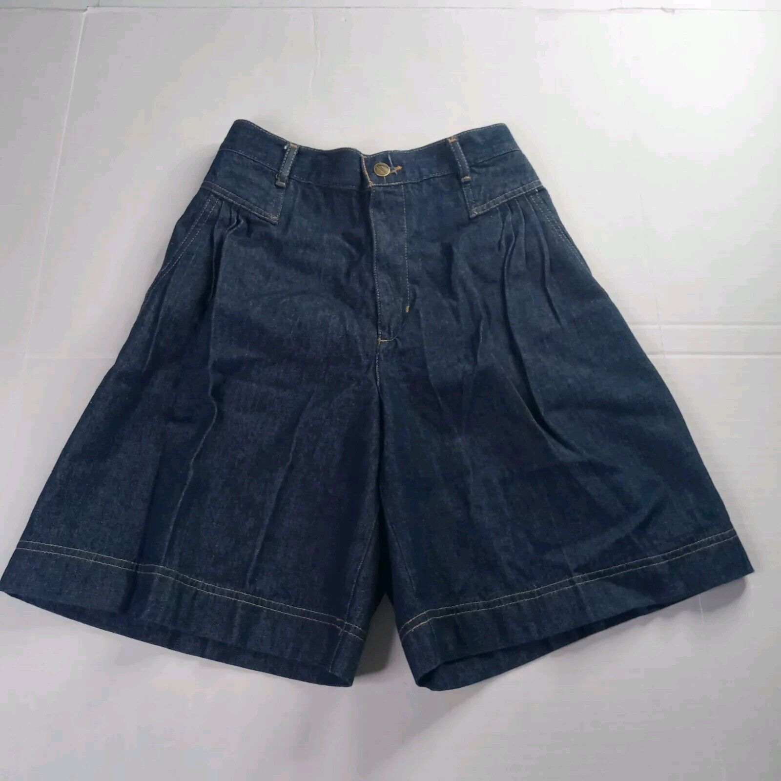 & Other Stories Vin Essentials Sport Pleated Mom Jean Shorts Women's Size 6 Size 28" / US 6 / IT 42 - 1 Thumbnail