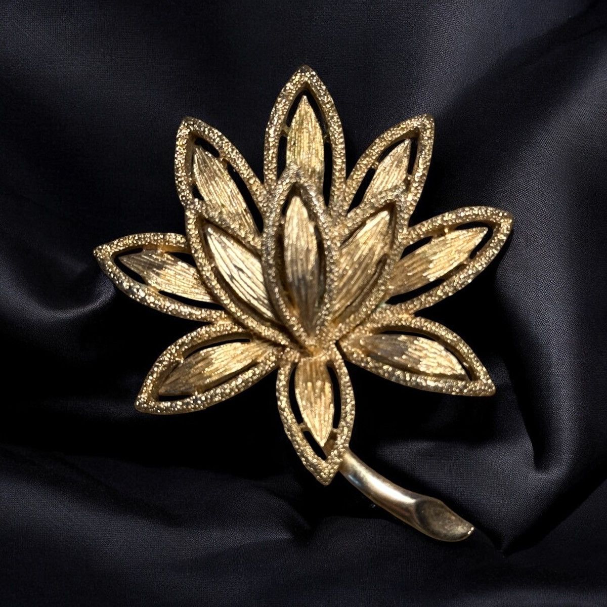 Other × Vintage Vintage Avon 1960’s golden lotus flower brooch Size ONE SIZE - 1 Thumbnail
