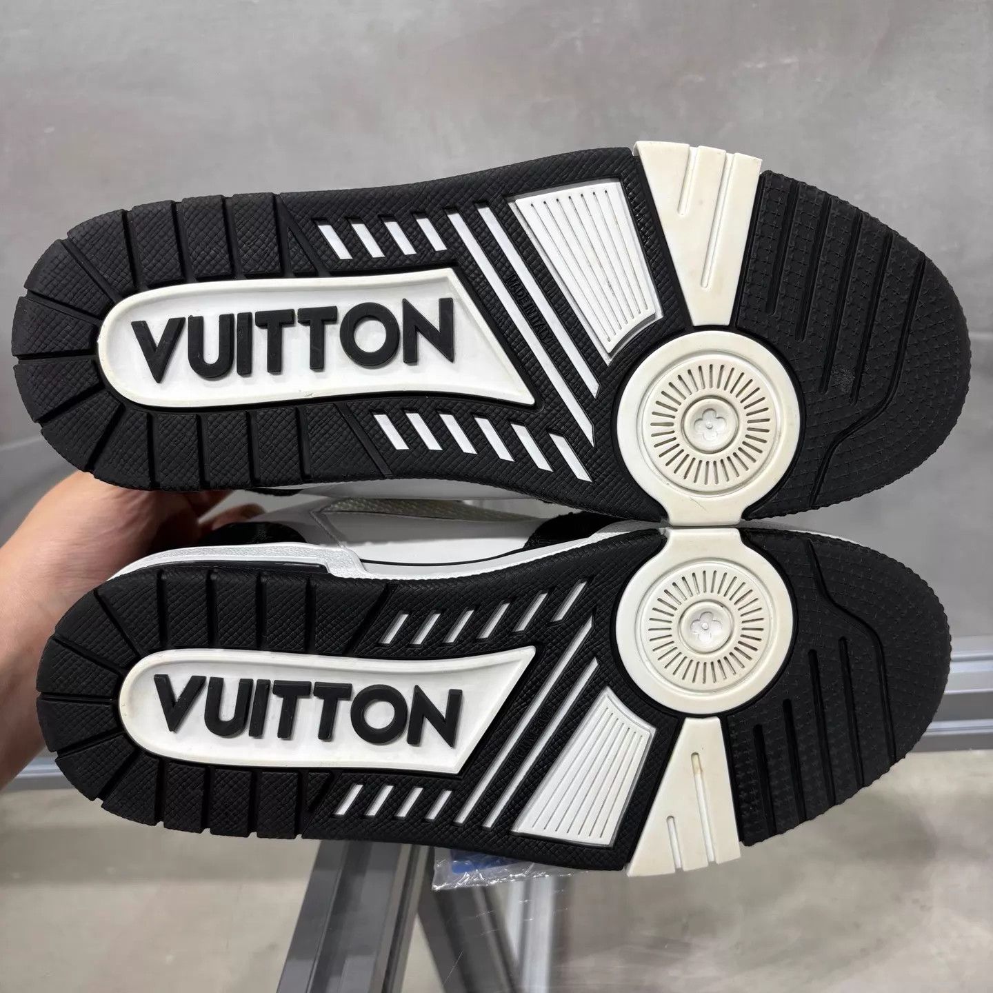 Louis Vuitton LV Trainer Black & White Velcro UK3.5/37.5 YH25099 Size US 7 / IT 37 - 7 Thumbnail