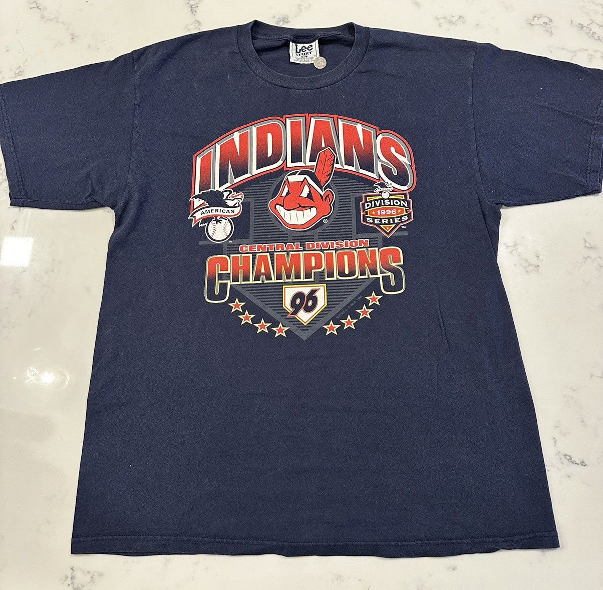 Nutmeg × Vintage Vintage 1996 90s Cleveland Indians T-Shirt Size XL MLB Navy Size US XL / EU 56 / 4 - 1 Thumbnail