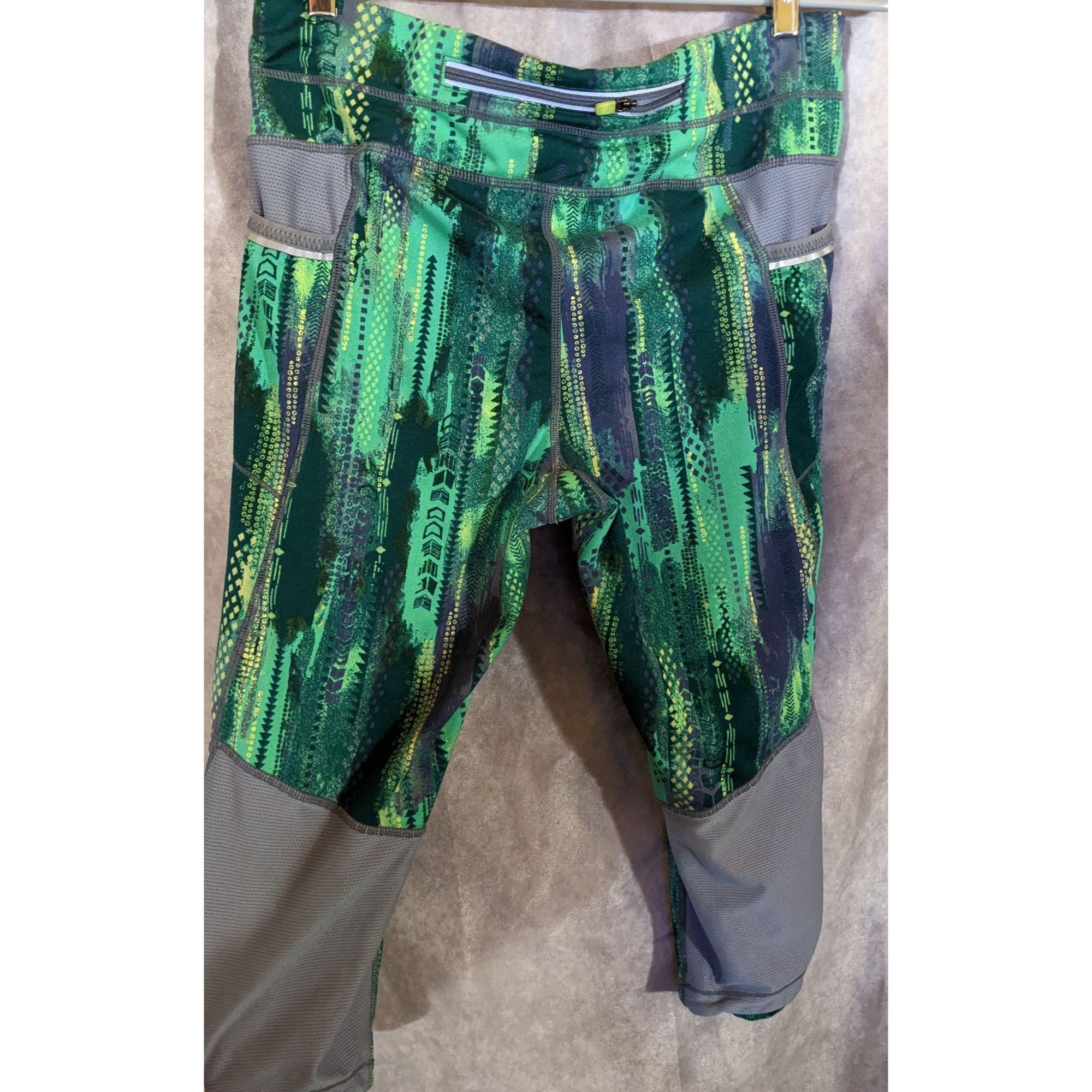 Athleta Athleta Green Abstract Print Capri Leggings With Pockets Siz Size 29" - 3 Thumbnail