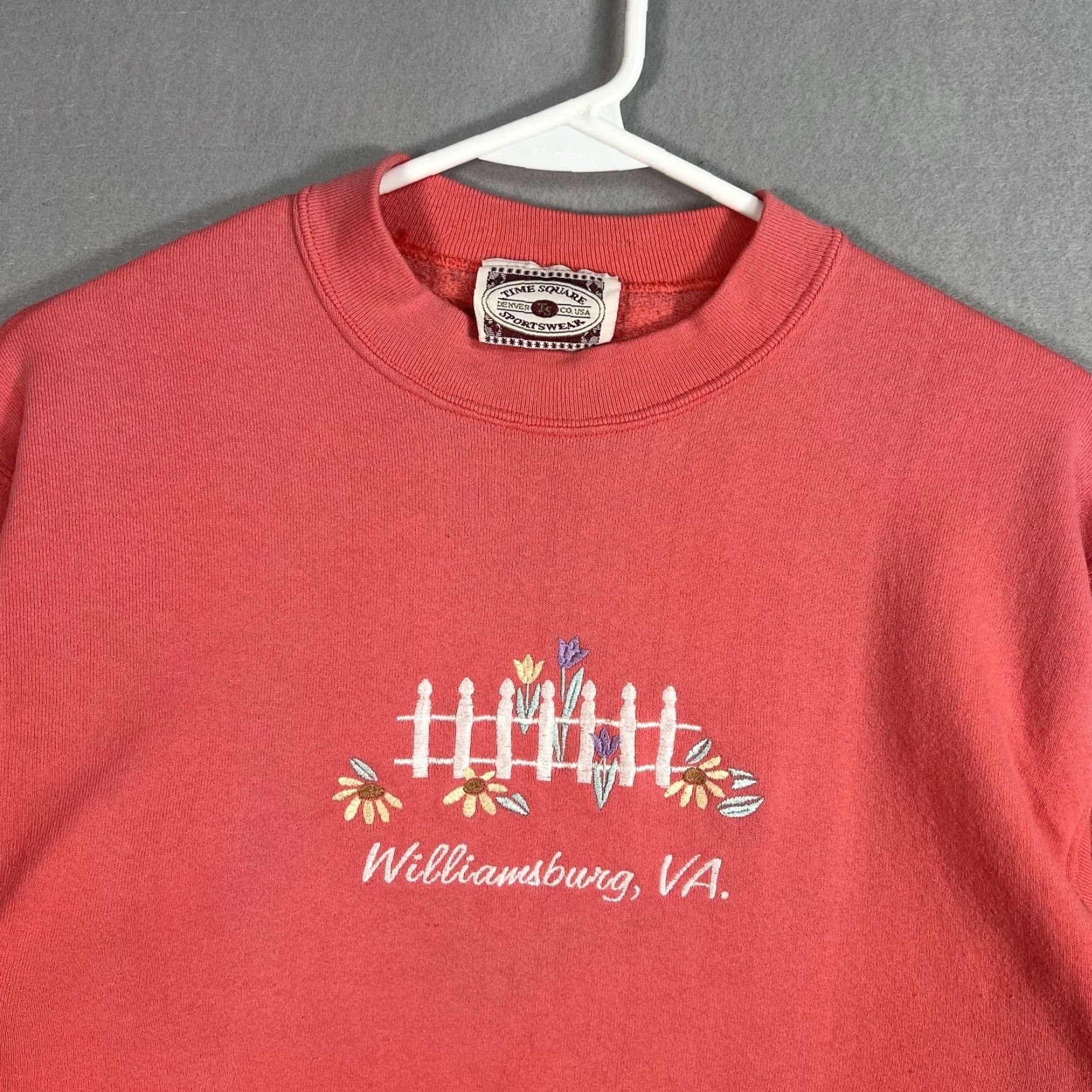 Pinko VINTAGE Williamsburg Virginia White Fence Flowers Sweater Womens Medium Pink Time Square Sportswear Crew Neck Knit Pullover 90s Womens M Pink Size M / US 6-8 / IT 42-44 - 4 Thumbnail