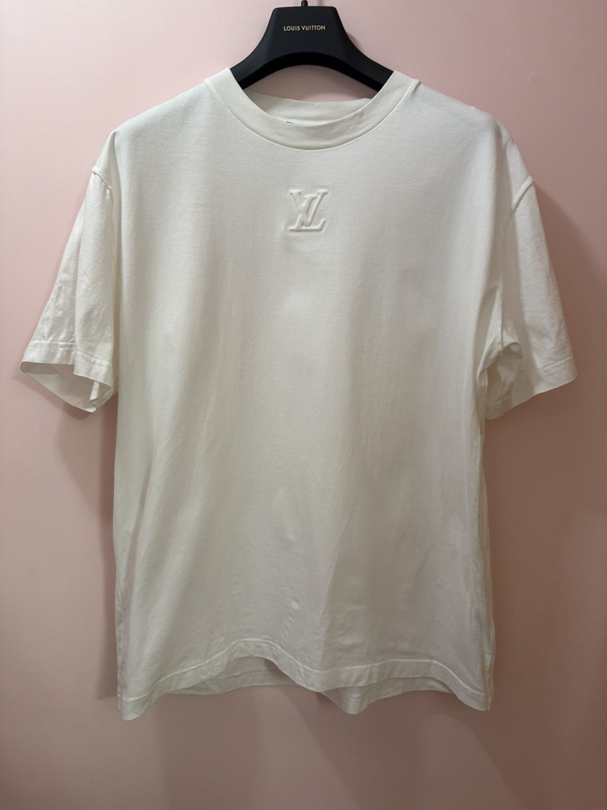 Louis Vuitton Louis Vuitton embossed LV logo white t shirt L Size US L / EU 52-54 / 3 - 3 Thumbnail