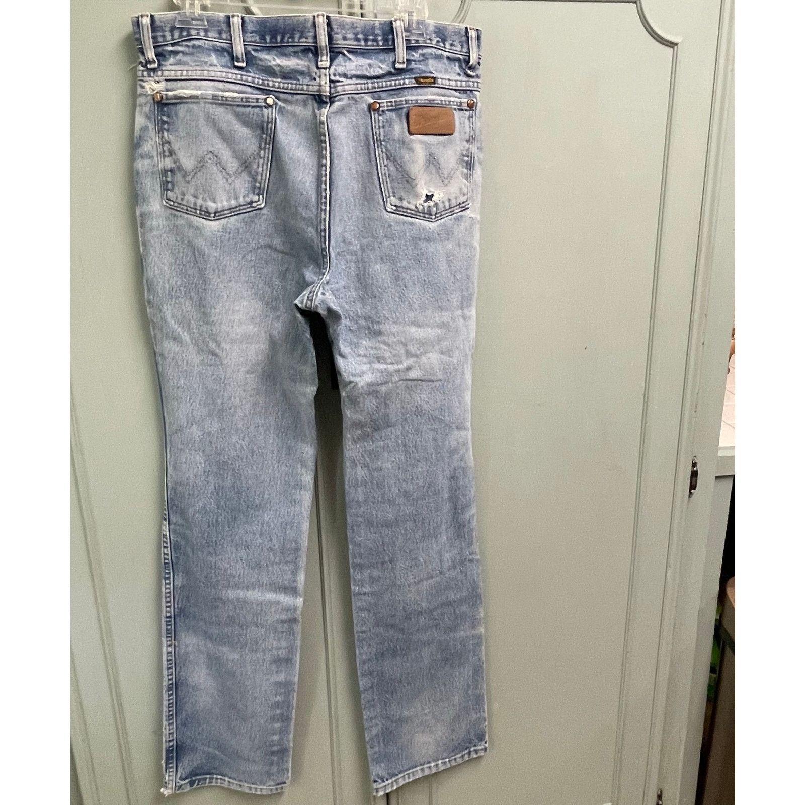 Wrangler Wrangler Light Wash Distressed Jeans 35x36 Thrashed Size US 35 - 2 Thumbnail