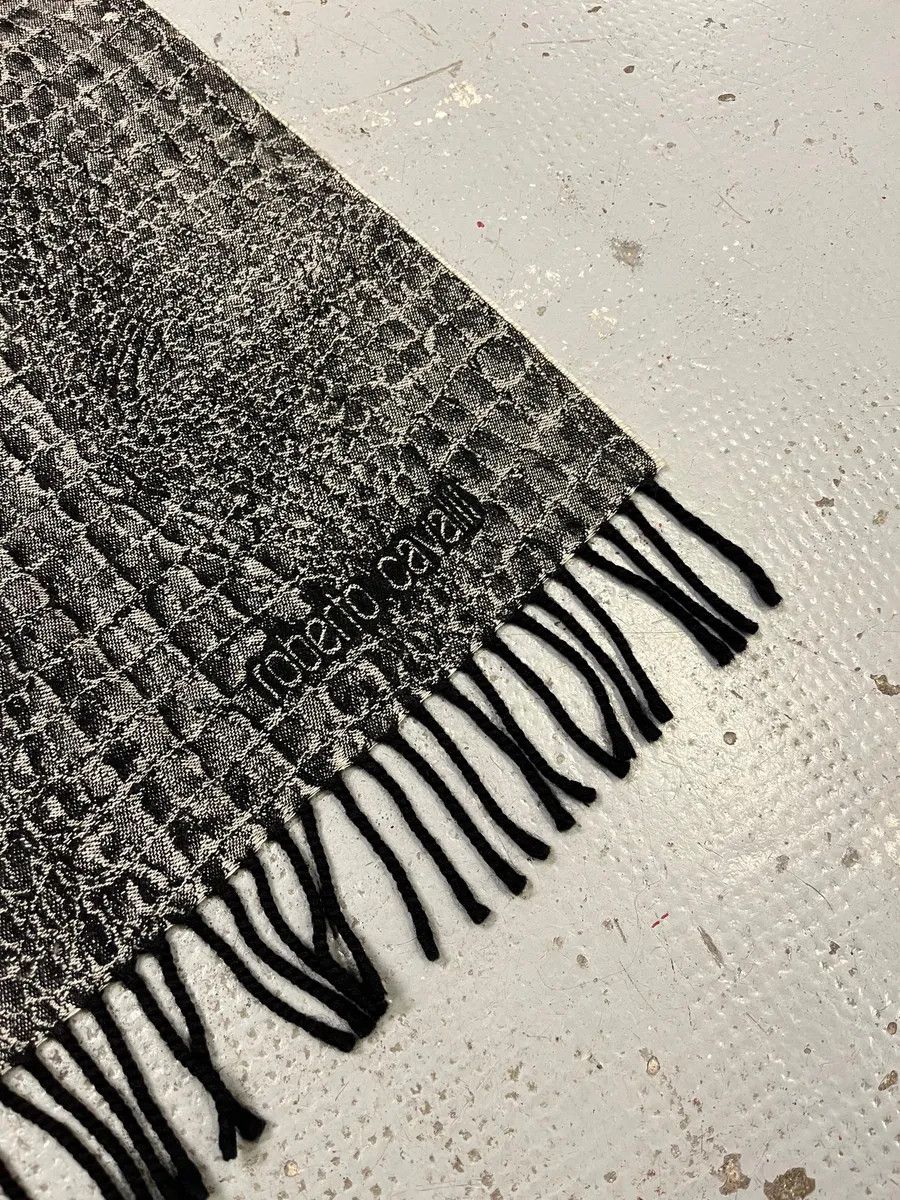 Roberto Cavalli 2000s Roberto Cavalli Grey & Black Crocodile Effect Scarf Size ONE SIZE - 5 Thumbnail
