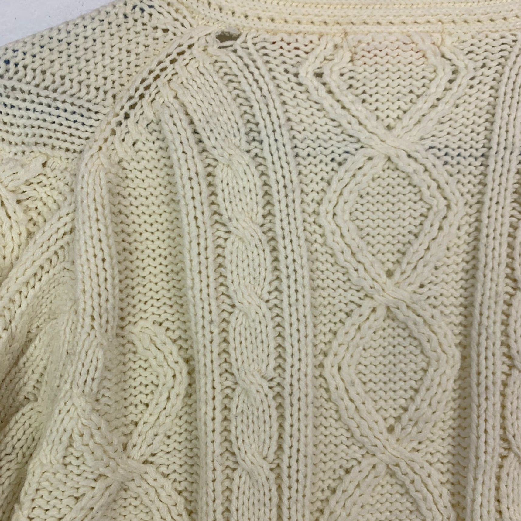 Vintage Vintage Hand Loomed Cream Cable Knit Thick Vee Cardigan Womens Small Knit 60s Style Academia Mens Womens Boys Girls Size S / US 4 / IT 40 - 7 Thumbnail