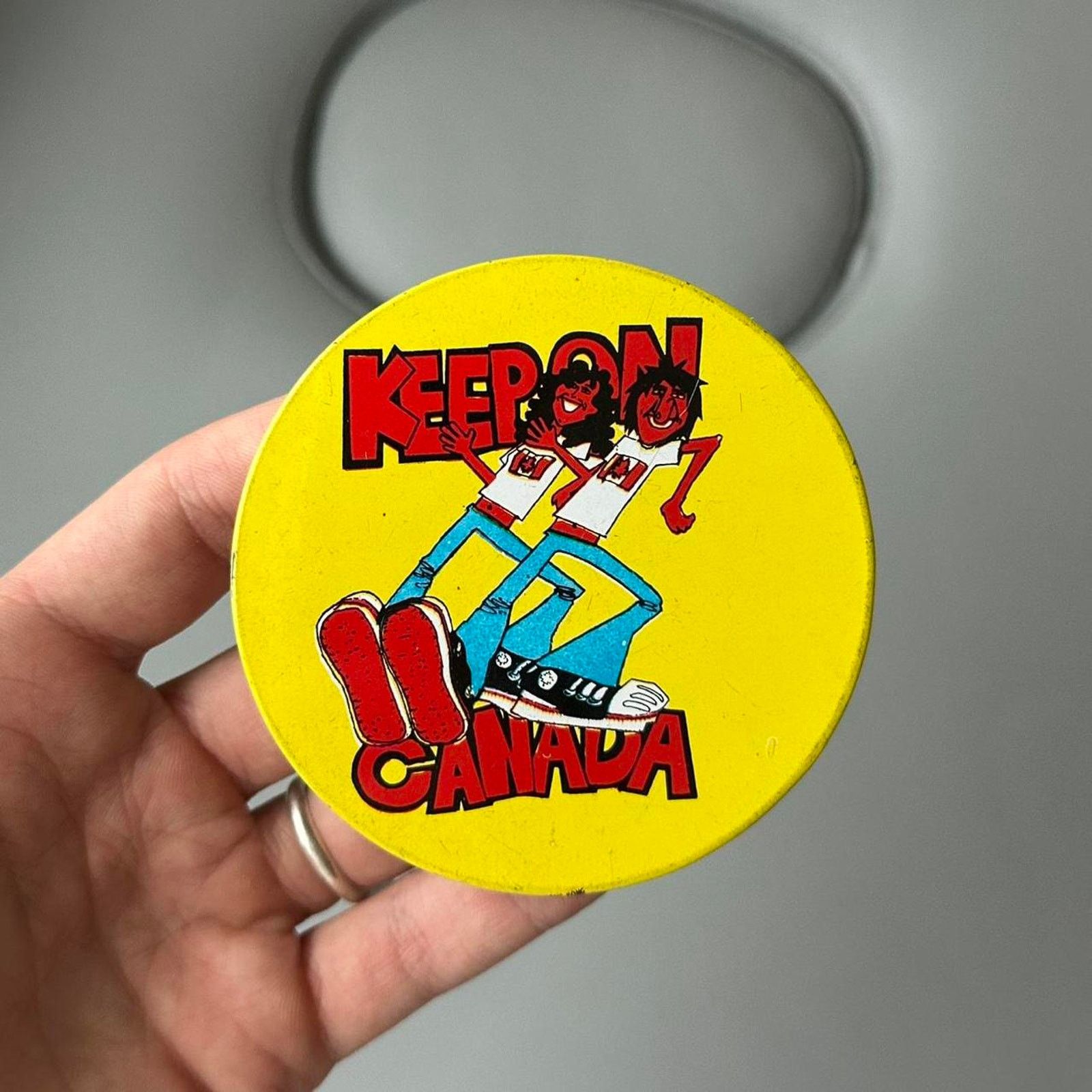 Vintage Vintage 60s 70s Cartoon Big Round Yellow Metal Button Pin Size ONE SIZE - 2 Thumbnail