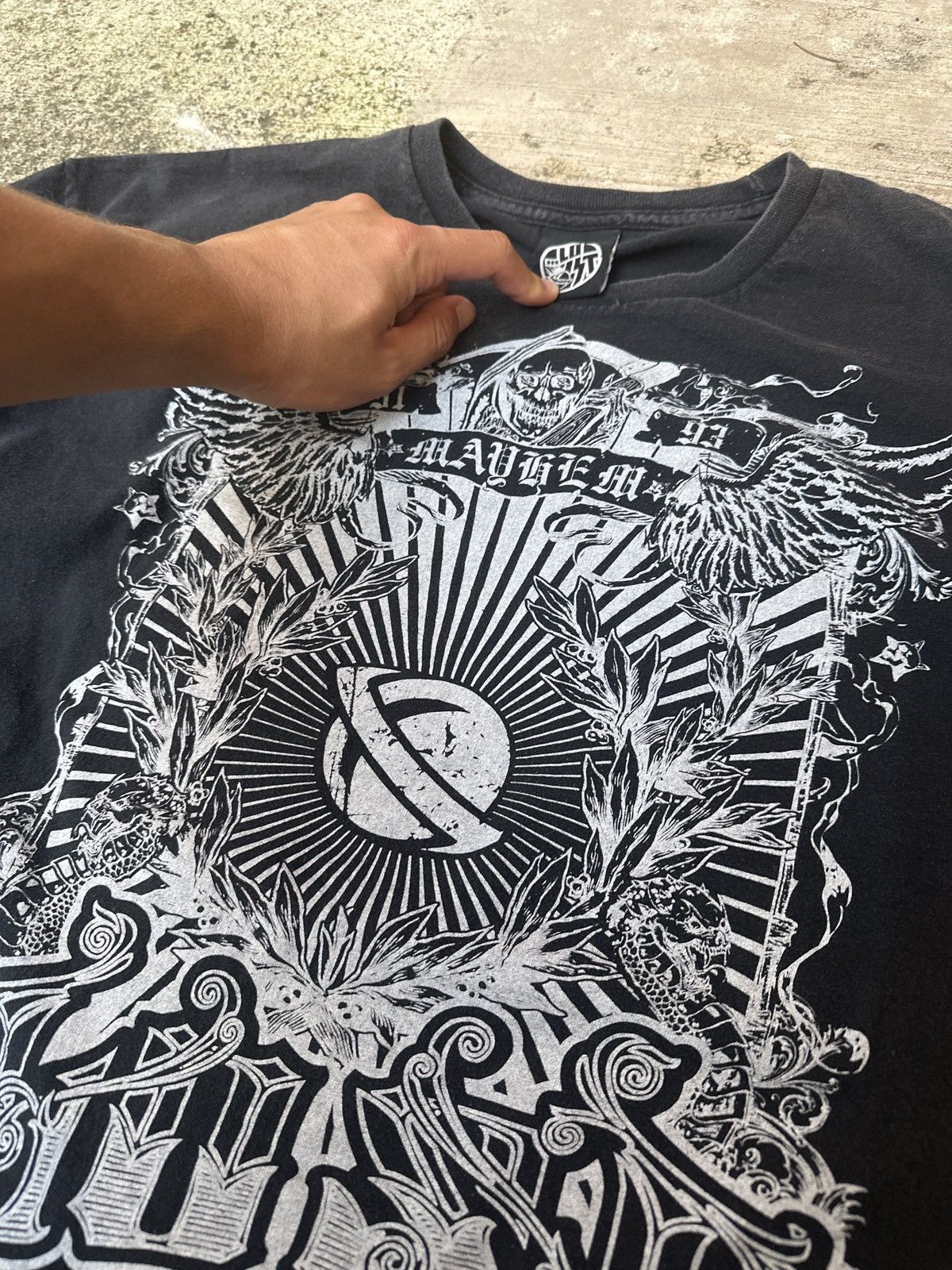 Blind Skateboards × Vintage Vintage 90s Black Lost Skateboarding Tribal Tshirt Size US XL / EU 56 / 4 - 2 Thumbnail