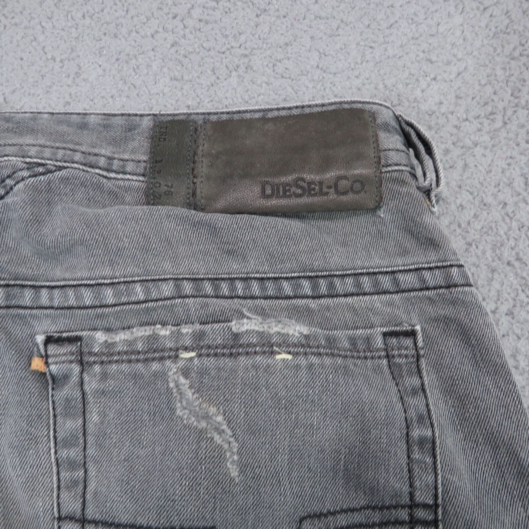 Diesel Diesel Jeans Mens 33x34 Thavar Slim Skinny Distressed Grey MADE IN ITALY Jeans Mens 33x34 Thavar Slim Skinny Distressed Grey 0886B MADE IN ITALY Size US 33 - 7 Thumbnail