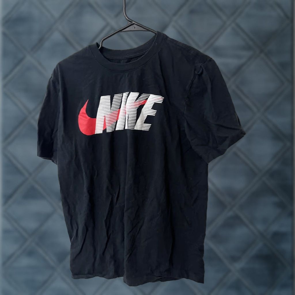 Nike Nike Tee Mens Tee Graphic T-Shirt Logo Black Size Medium Crew Neck Short Sleeve Classic Nike Logo shirt Mens M Black Navy 90s? Size US M / EU 48-50 / 2 - 1 Thumbnail