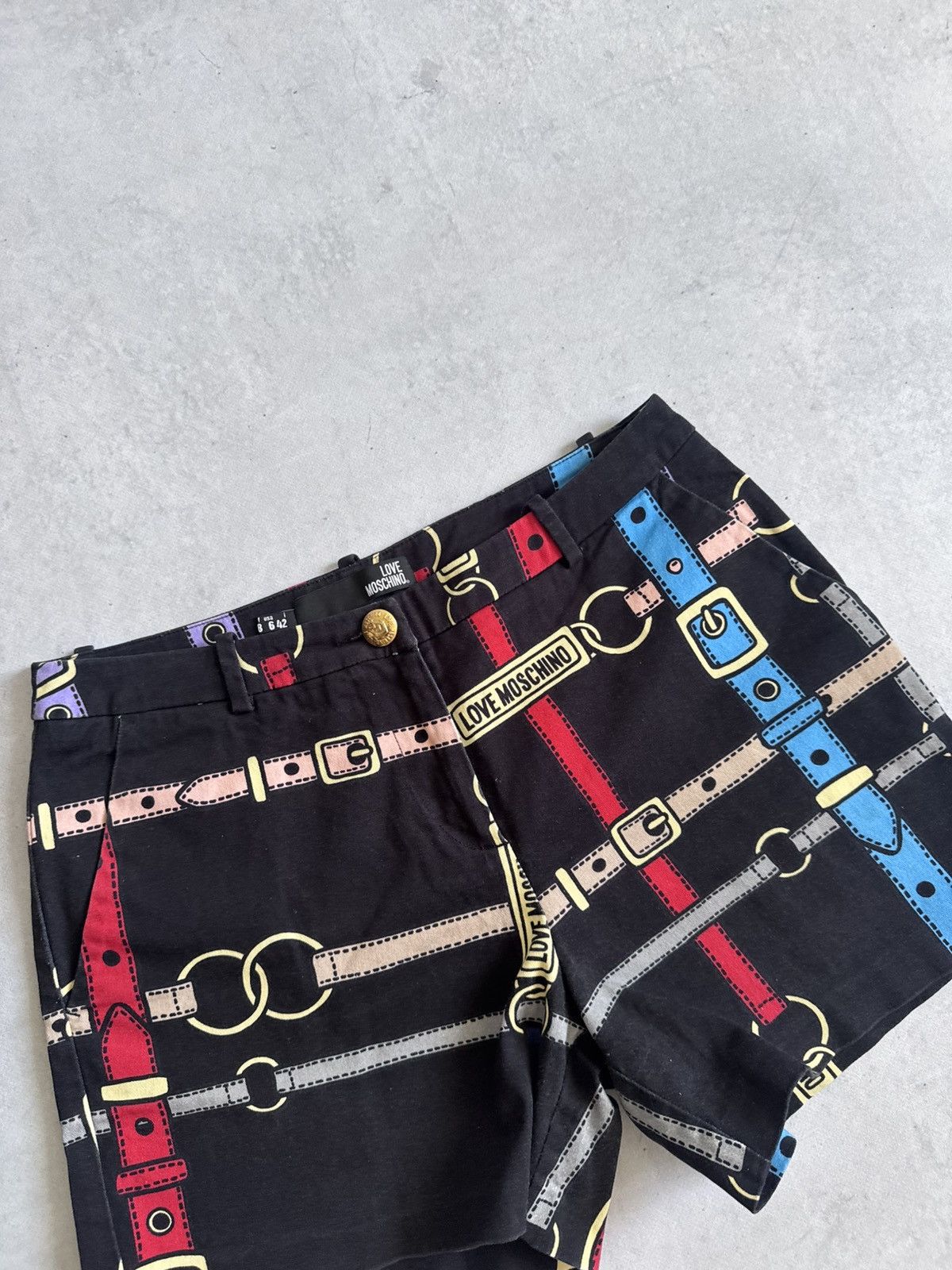 Love Moschino Rare Love Moschino Belt Print Y2K Women Shorts Cropped Vibe Size 28" / US 6 / IT 42 - 5 Thumbnail