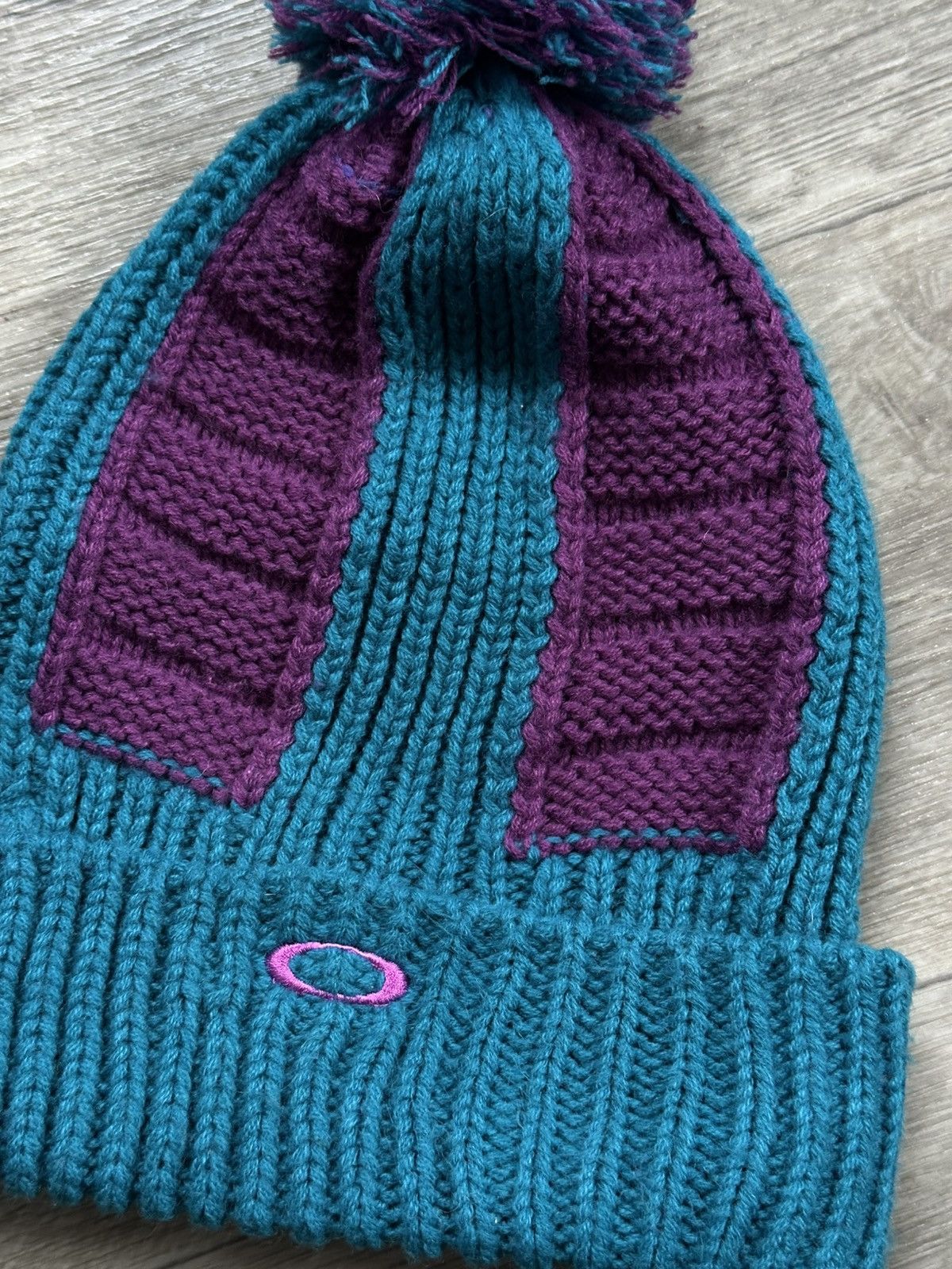 Oakley 🫧OAKLEY VINTAGE BEANIE POM POM HAT TEAL PURPLE SKI SNOW Size ONE SIZE - 3 Thumbnail