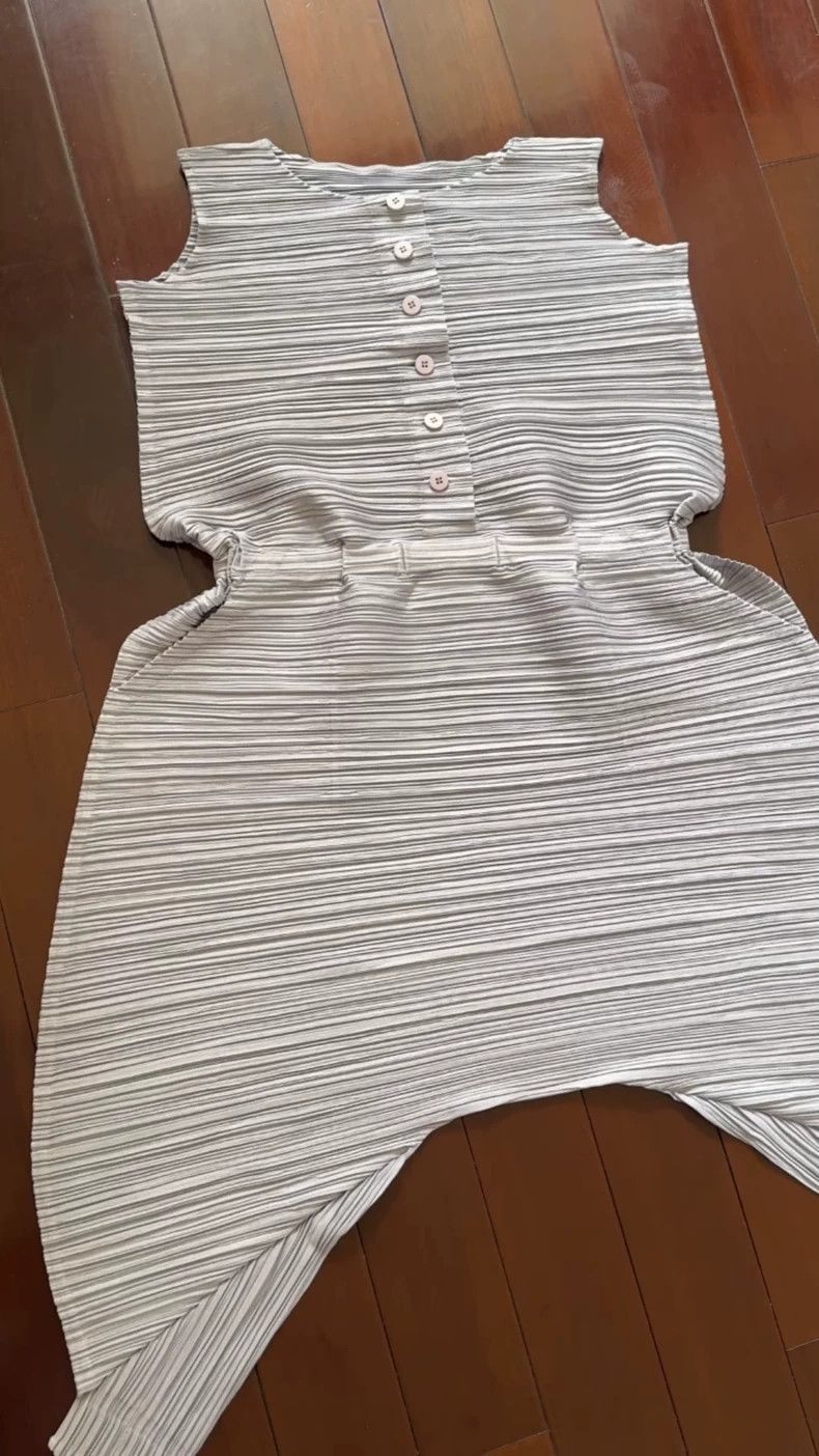Issey Miyake Issey Miyake size:3 A light grey pleated jumpsuit Size 22" - 1 Thumbnail